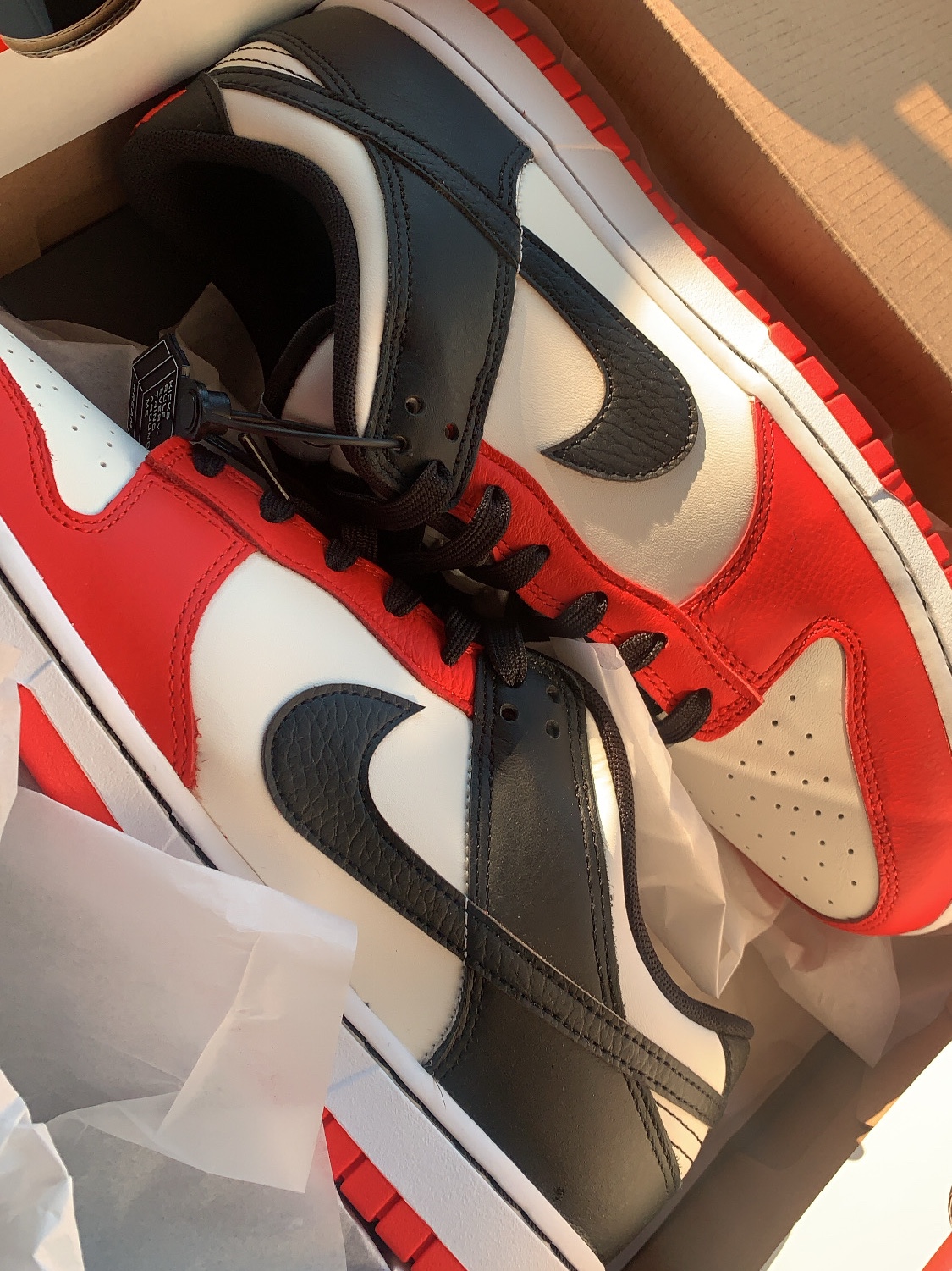 Nike x NBA Dunk Low Retro EMB Black and Chile Red 착용 스타일