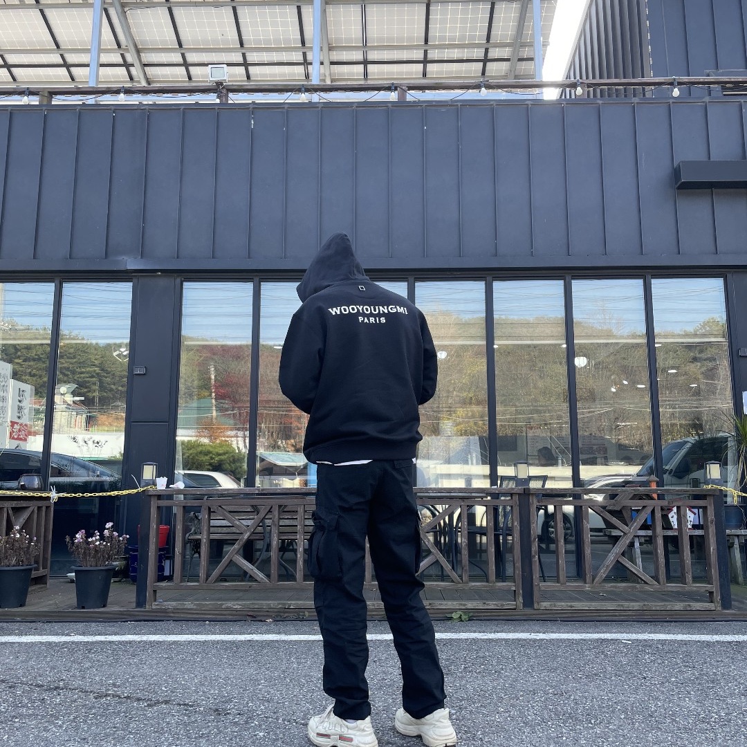 Wooyoungmi Cotton White Back Logo Hoodie Black - 22FW 착용 스타일