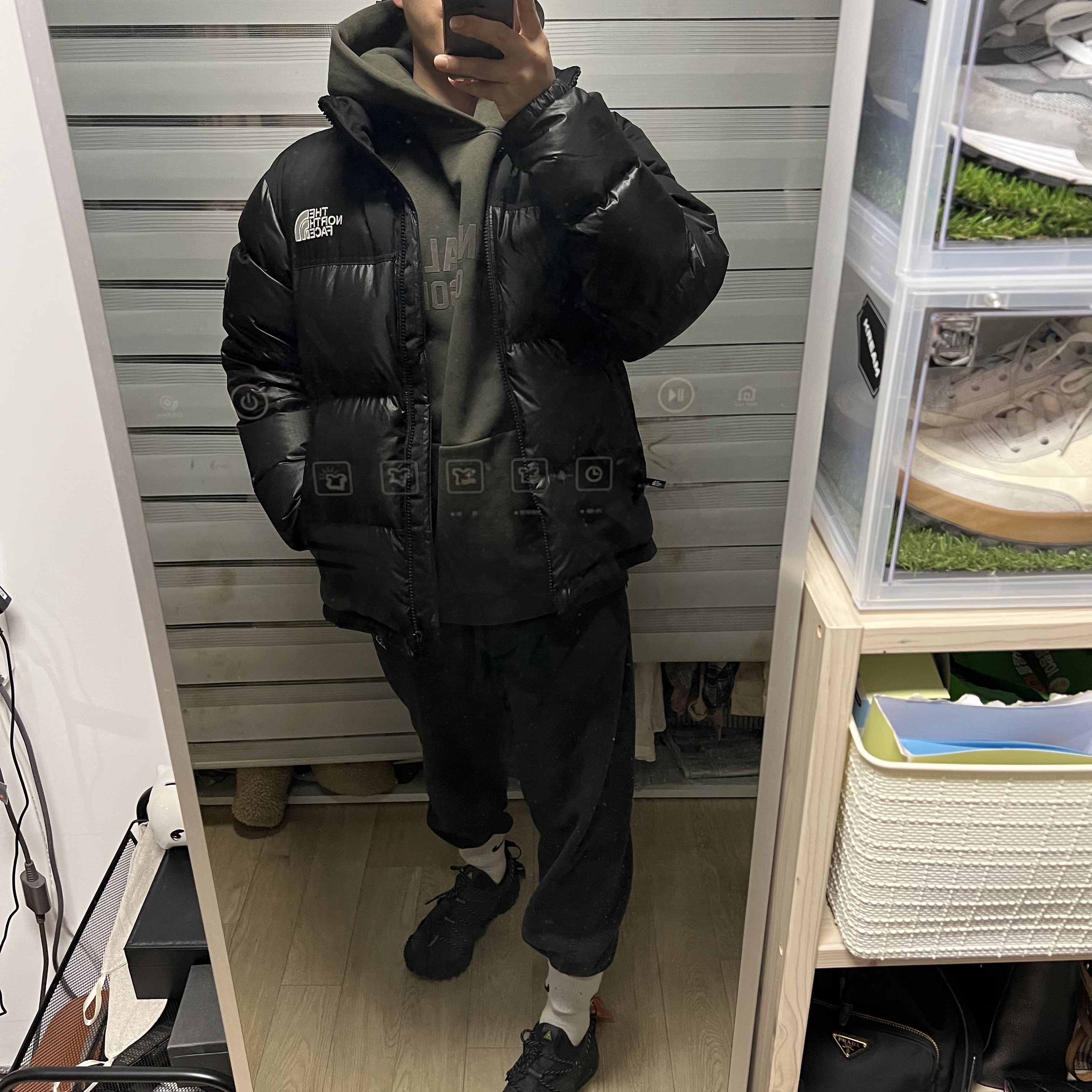 Essentials Hoodie Off Black - 22FW, Nike ACG Mountain Fly Low Gore-Tex SE Dark Smoke Grey 착용 스타일 - 3