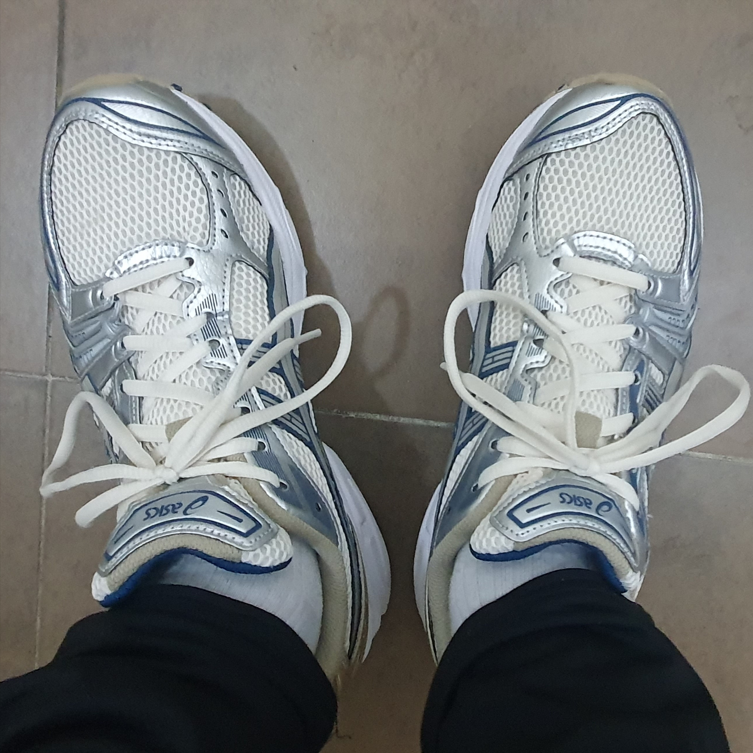 Asics Gel-Kayano 14 Cream Pure Silver 착용 스타일 - 2