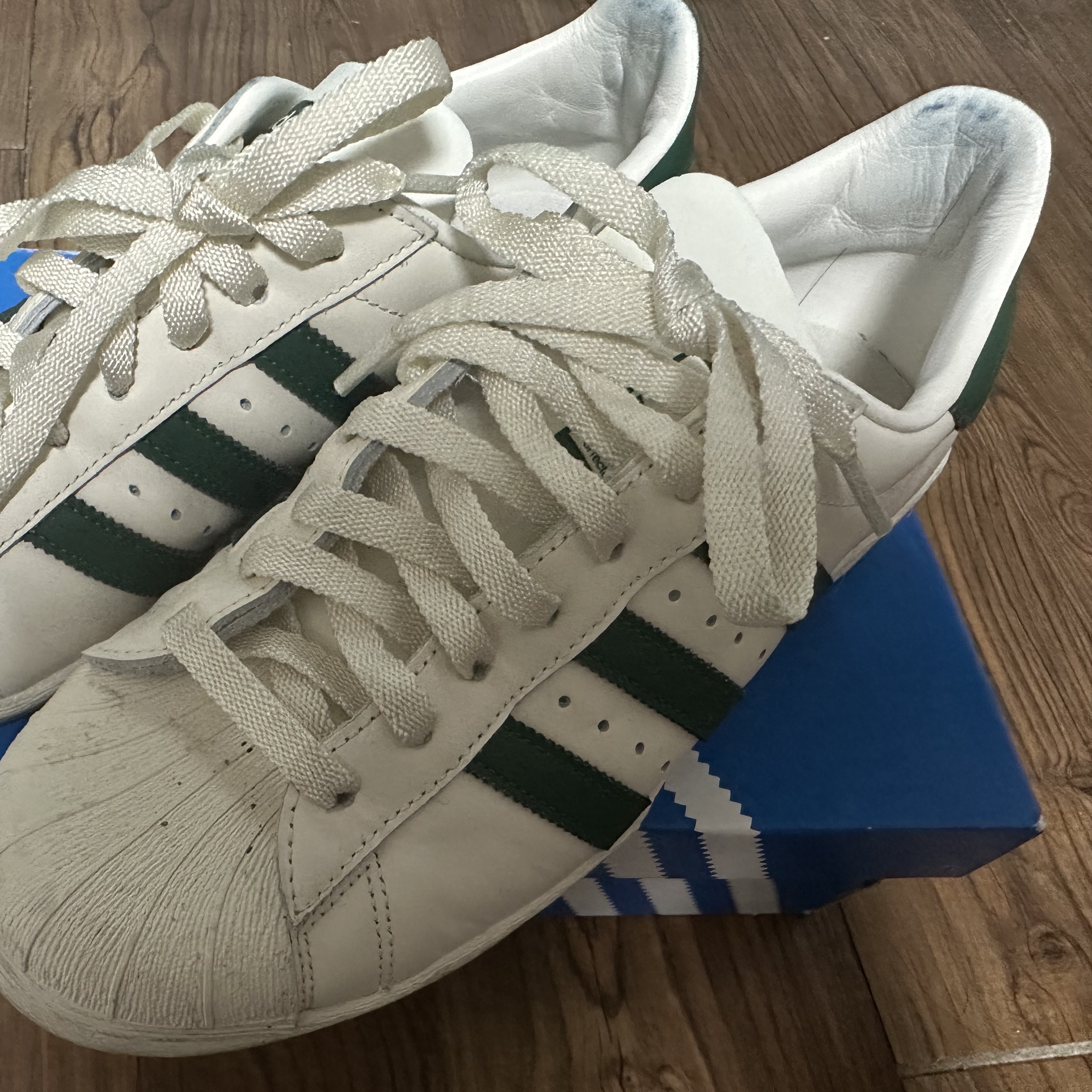 Adidas Superstar 82 Off White Dark Green 착용 스타일