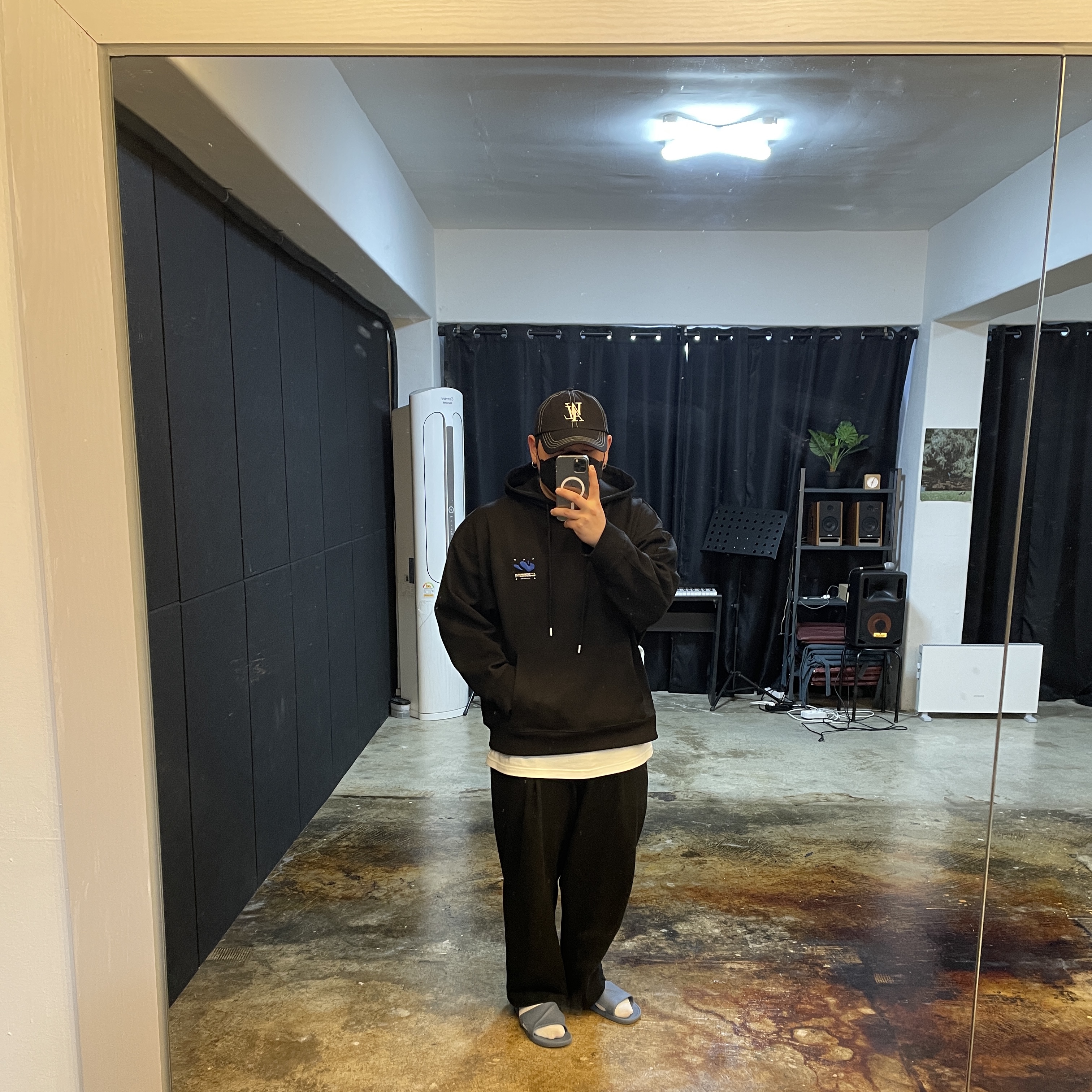 Zara x Ader Error Embroidery Hooded Sweatshirt Black 착용 스타일 - 2