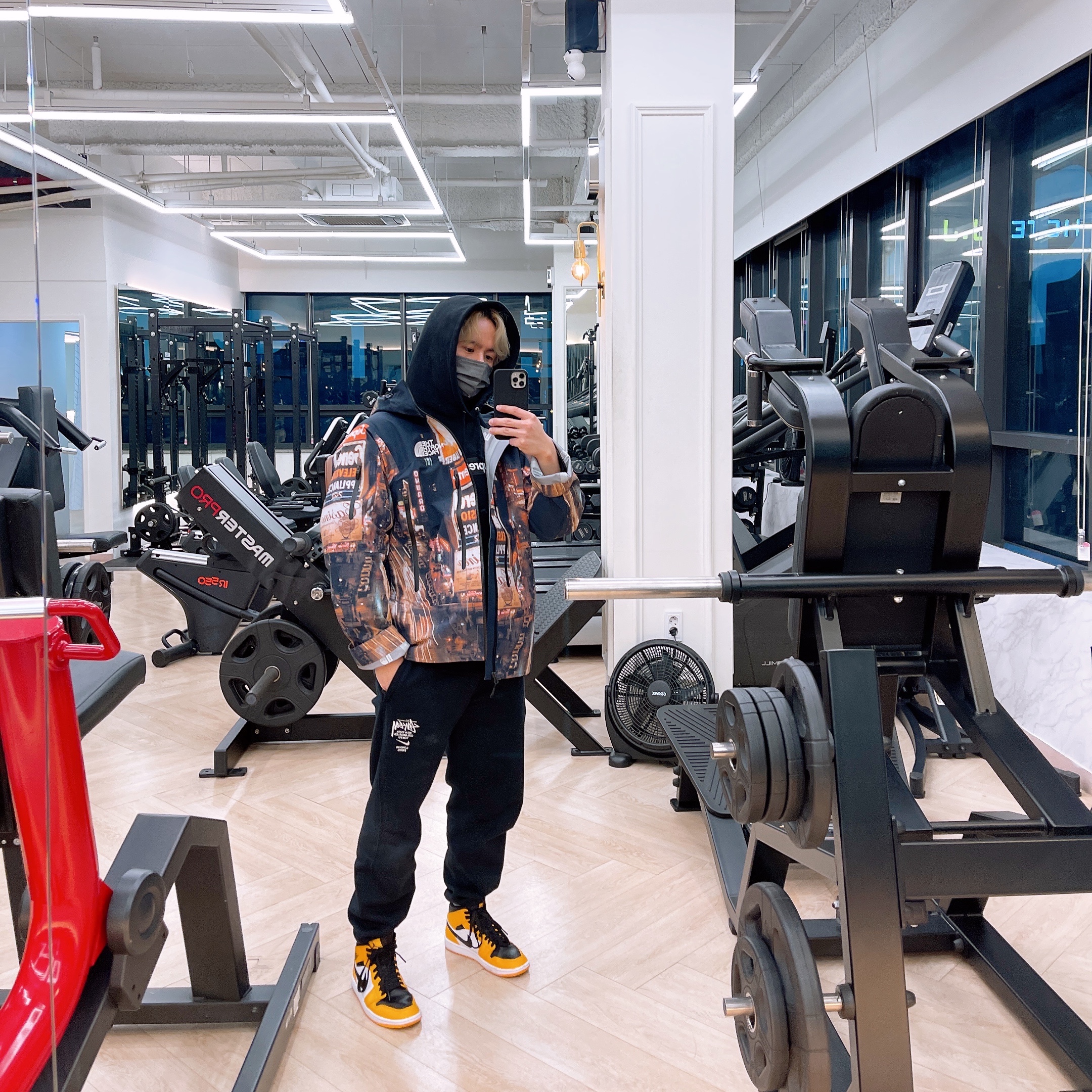 Supreme Box Logo Hooded Sweatshirt Black - 21FW, Supreme x The North Face Taped Seam Shell Jacket Times Square - 22FW 착용 스타일
