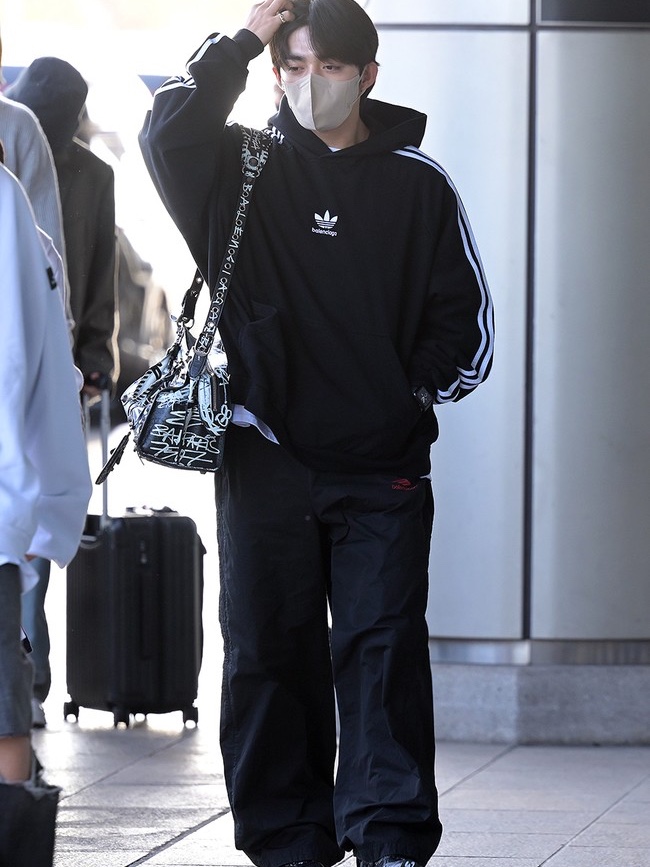Balenciaga x Adidas Hoodie Large Fit Black 착용 스타일 - 1