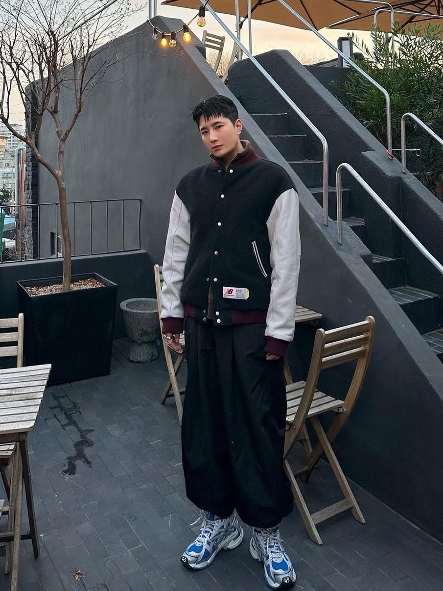 New Balance x Thisisneverthat Varsity Jacket Charcoal, Balenciaga Runner Sneakers Blue White 착용 스타일