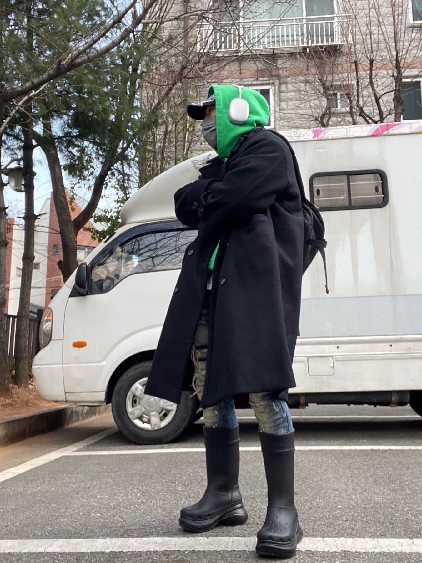 Yeezy Gap Engineered By Balenciaga Flame Cap Black, Balenciaga x Crocs Rubber Boot Black 착용 스타일 - 5
