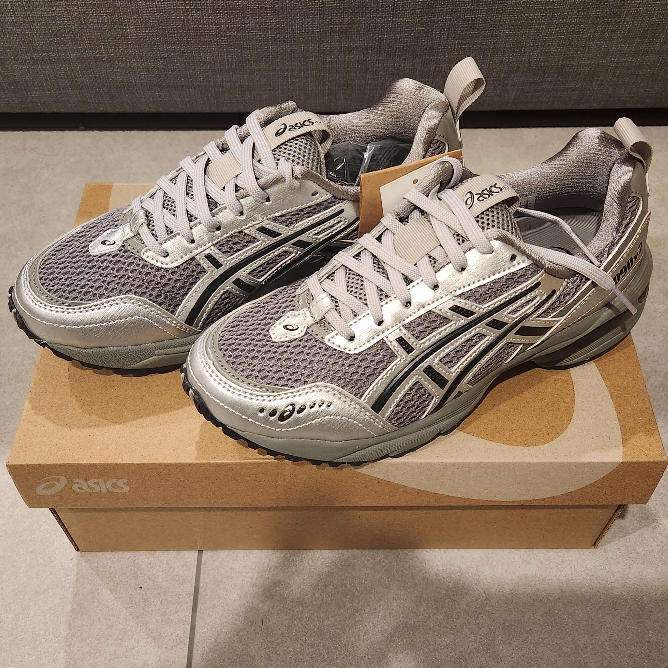 Asics x Freja Wewer Gel-1090 V2 Clay Grey Pure Silver 착용 스타일