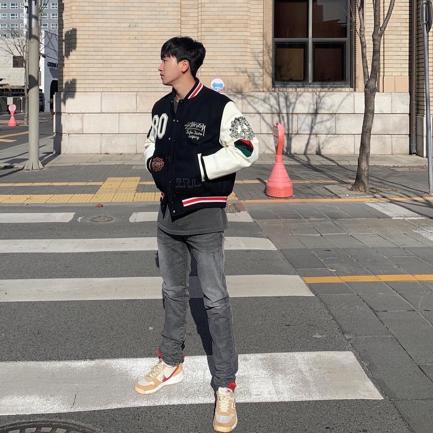 Stussy x Our Legacy x Denim Tears TTL Varsity Jacket Black, Undermycar Legion.03 Slim Fit Blue Stitch Washed Jeans Washed Gray 착용 스타일 - 1