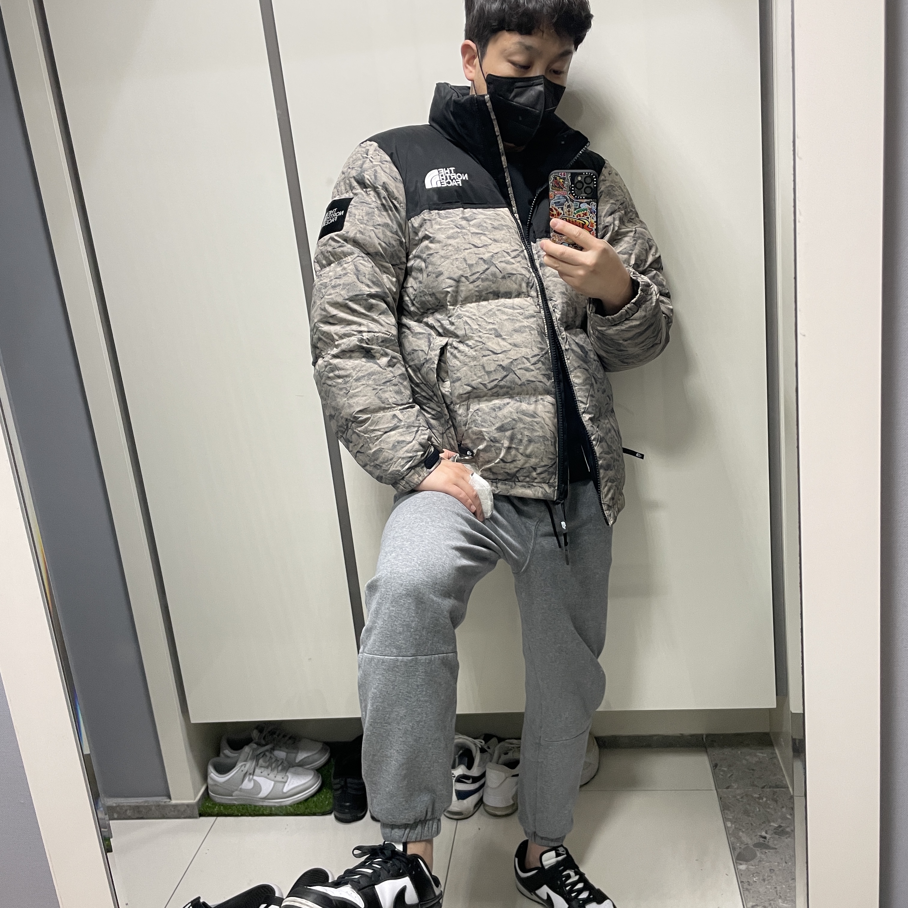 The North Face White Label Novelty Nuptse Down Jacket Beige, Nike Dunk Low Retro Black 착용 스타일 - 2