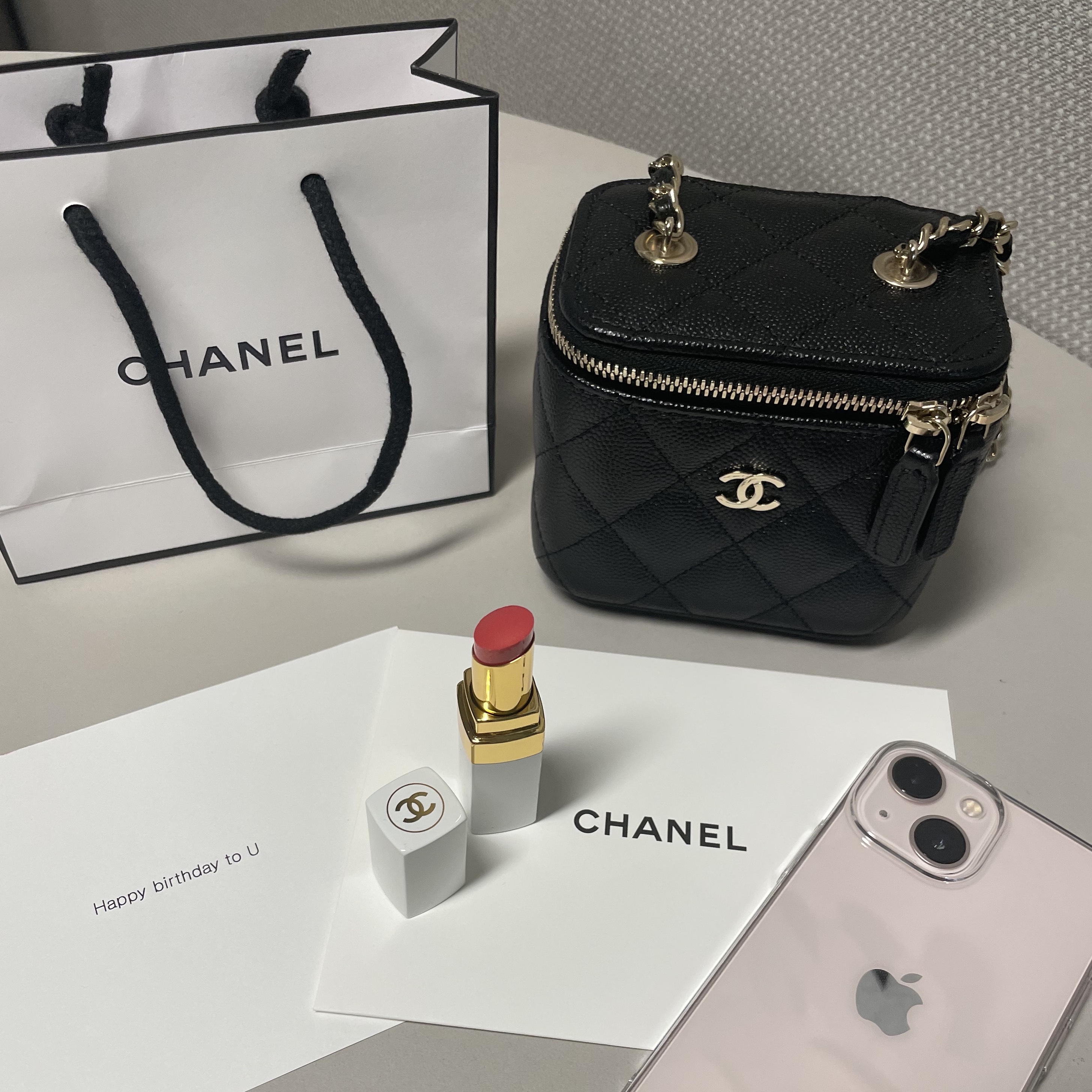 Chanel Small Classic Vanity with Chain Grained Calfskin & Gold Black (Inside Mirror) 착용 스타일