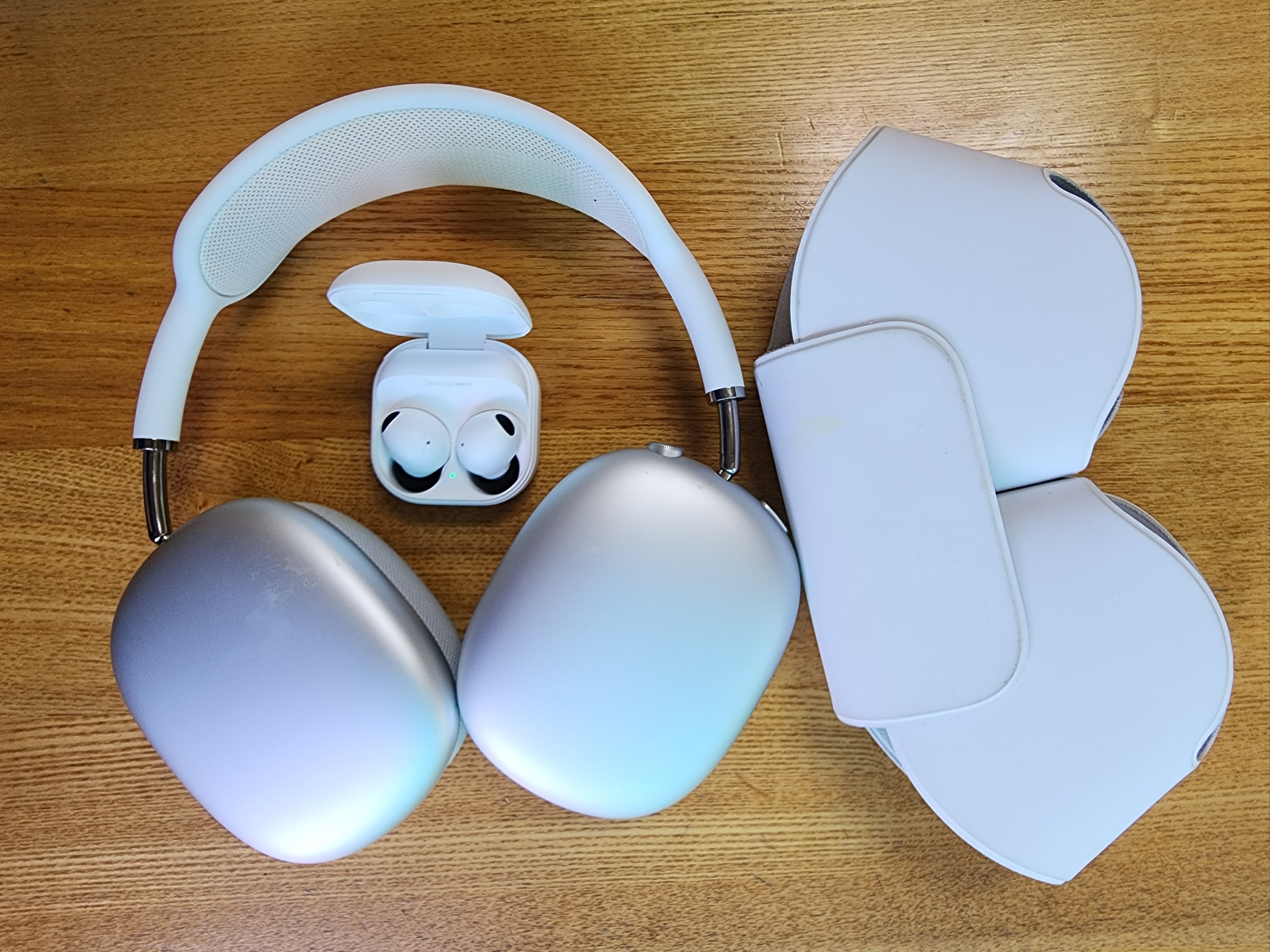 Apple AirPods Max Lightning Silver (Korean Ver.), Samsung Galaxy Buds2 Pro White (Korean Ver.) 착용 스타일