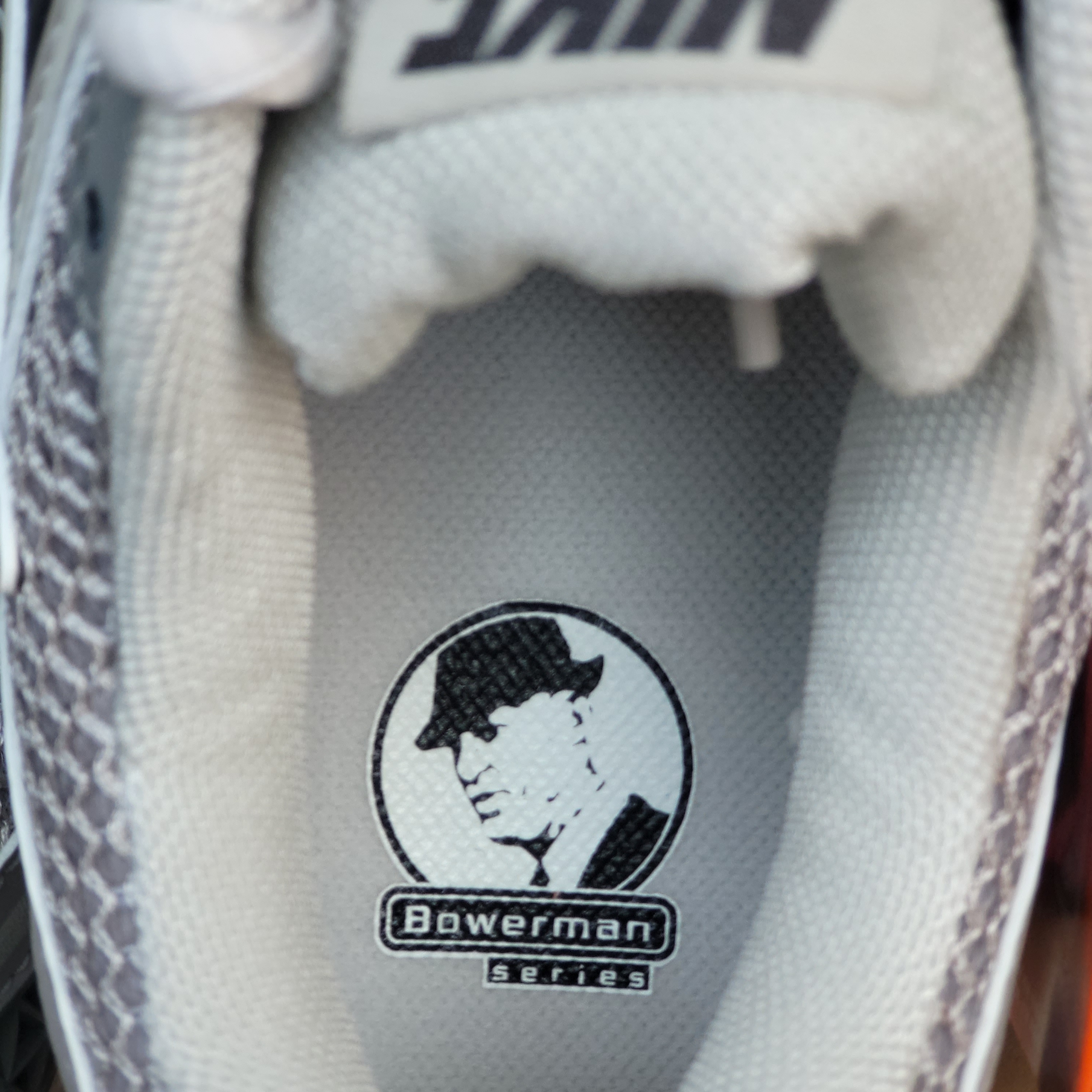 (W) Nike Zoom Vomero 5 Cobblestone and Flat Pewter 착용 스타일 - 3