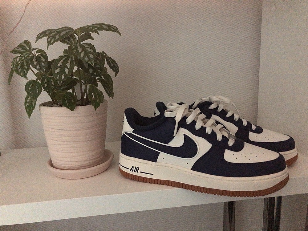 Nike Air Force 1 '07 LV8 Midnight Navy 착용 스타일