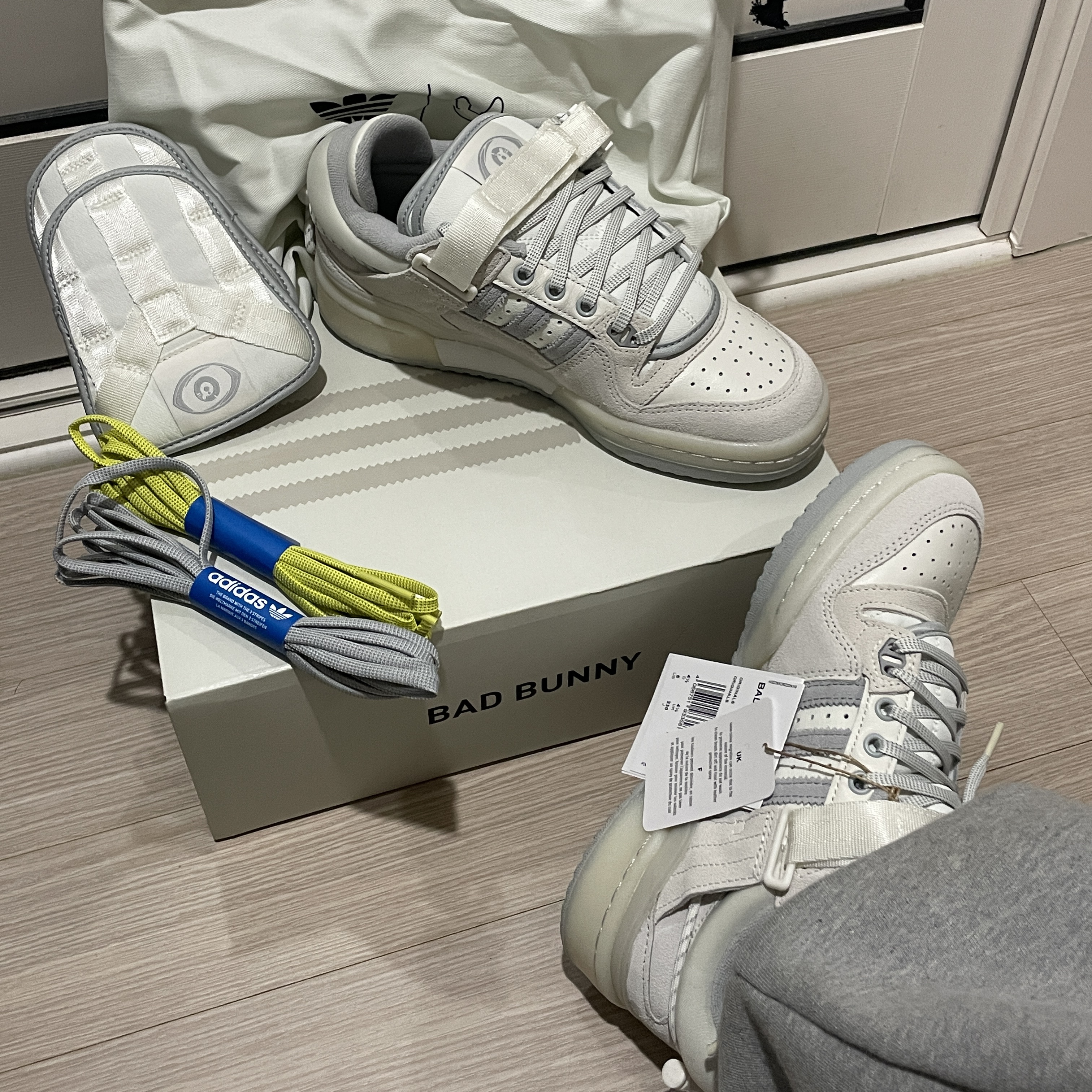 Adidas x Bad Bunny Forum Low Cloud White Clear Onix 착용 스타일