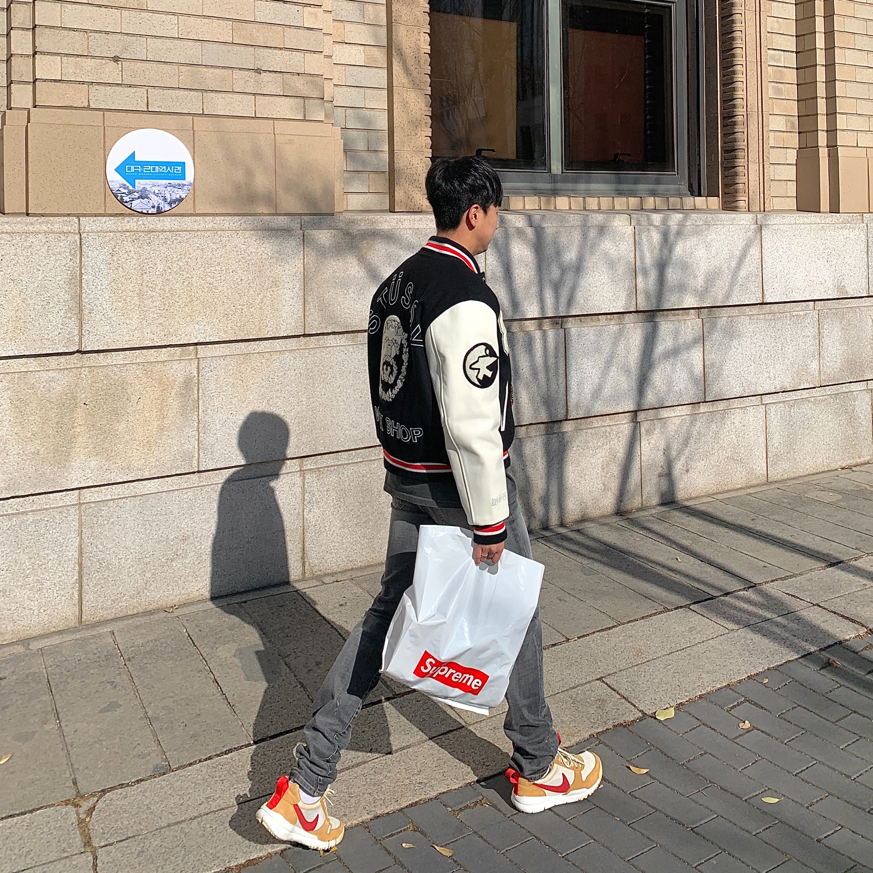 Stussy x Our Legacy x Denim Tears TTL Varsity Jacket Black, Undermycar Legion.03 Slim Fit Blue Stitch Washed Jeans Washed Gray 착용 스타일 - 2