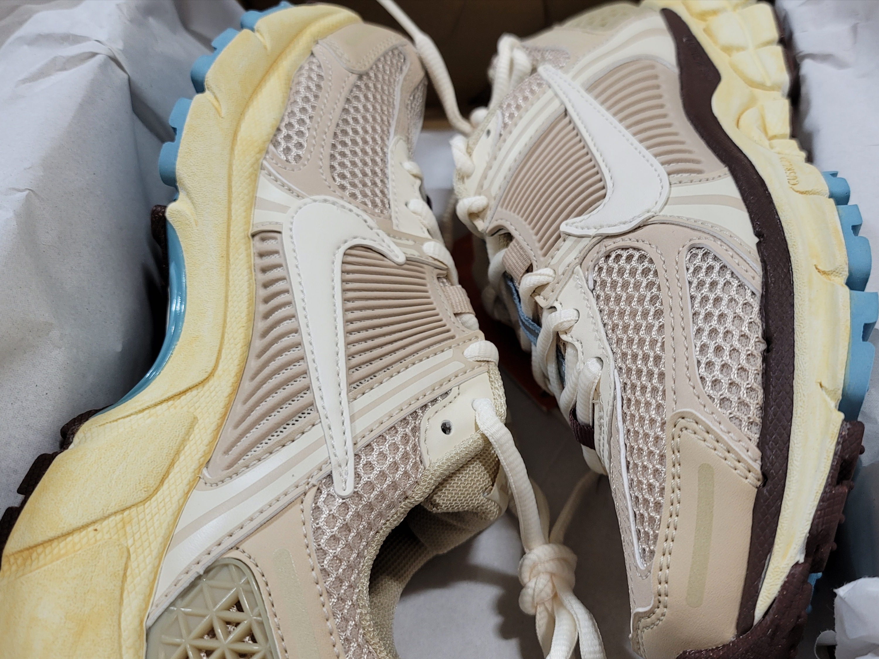 (W) Nike Zoom Vomero 5 Oatmeal 착용 스타일