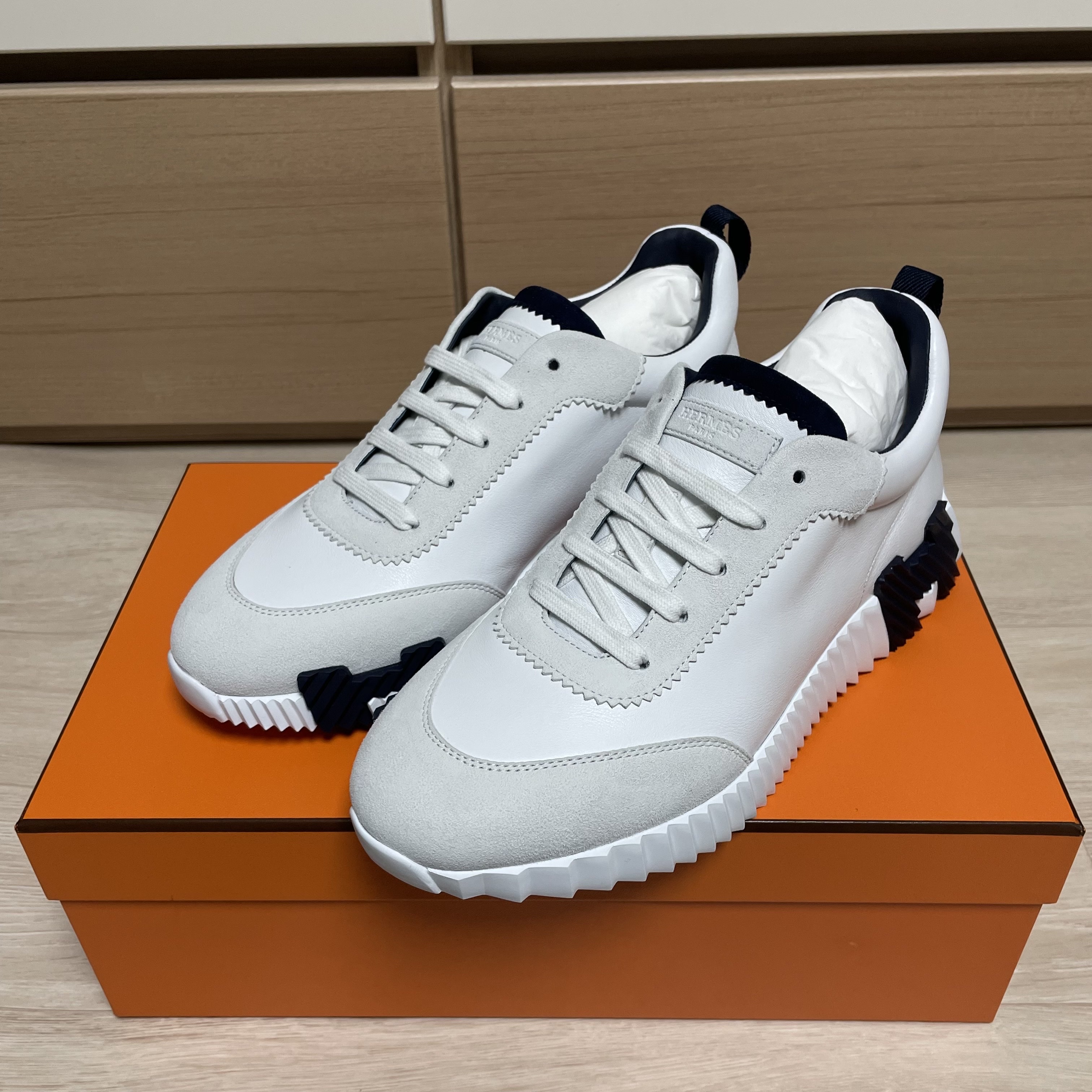 Hermes Bouncing Sneakers Calfskin Suede Goatskin & Blanc 착용 스타일