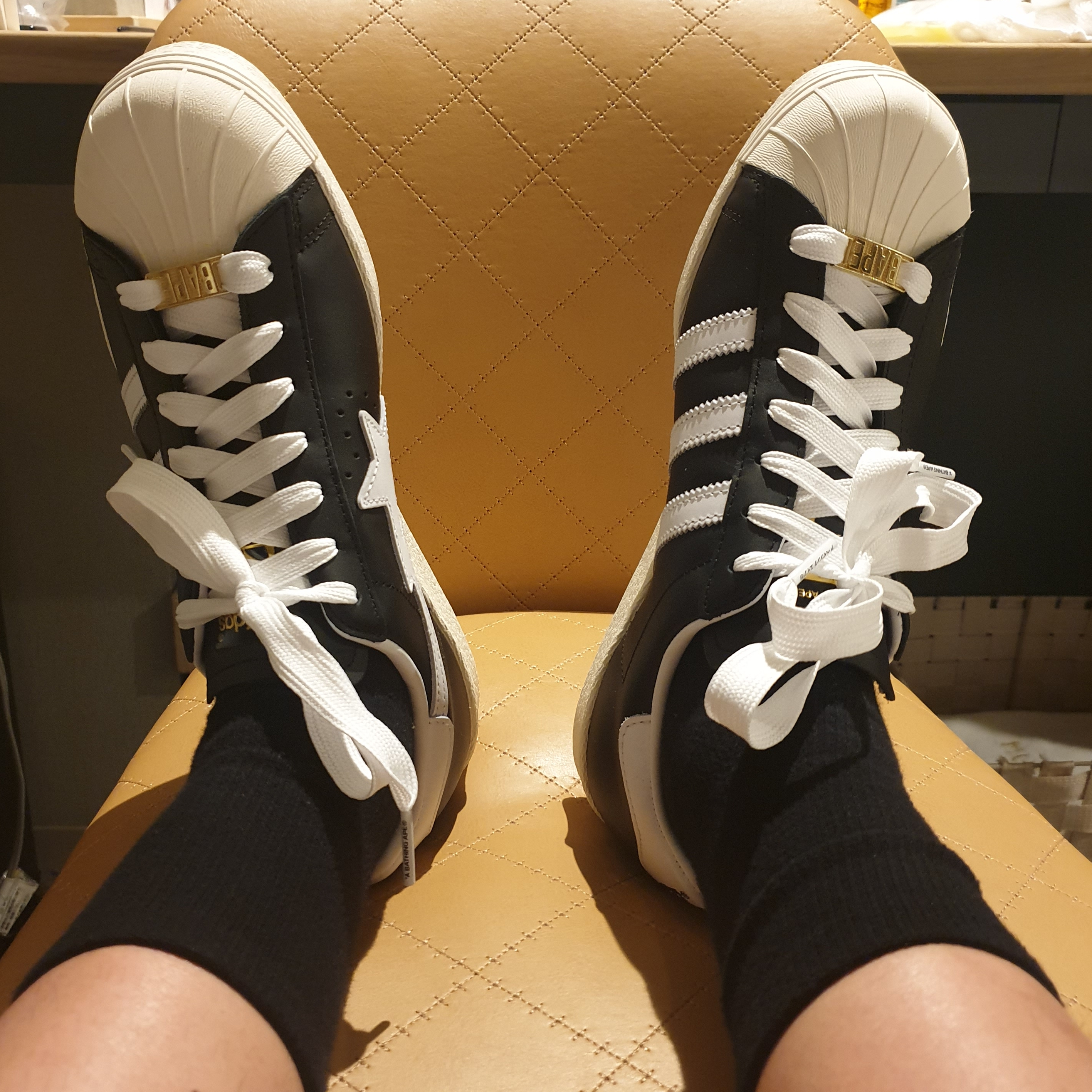 Adidas x BAPE Superstar 80s Core Black Off White 착용 스타일 - 1