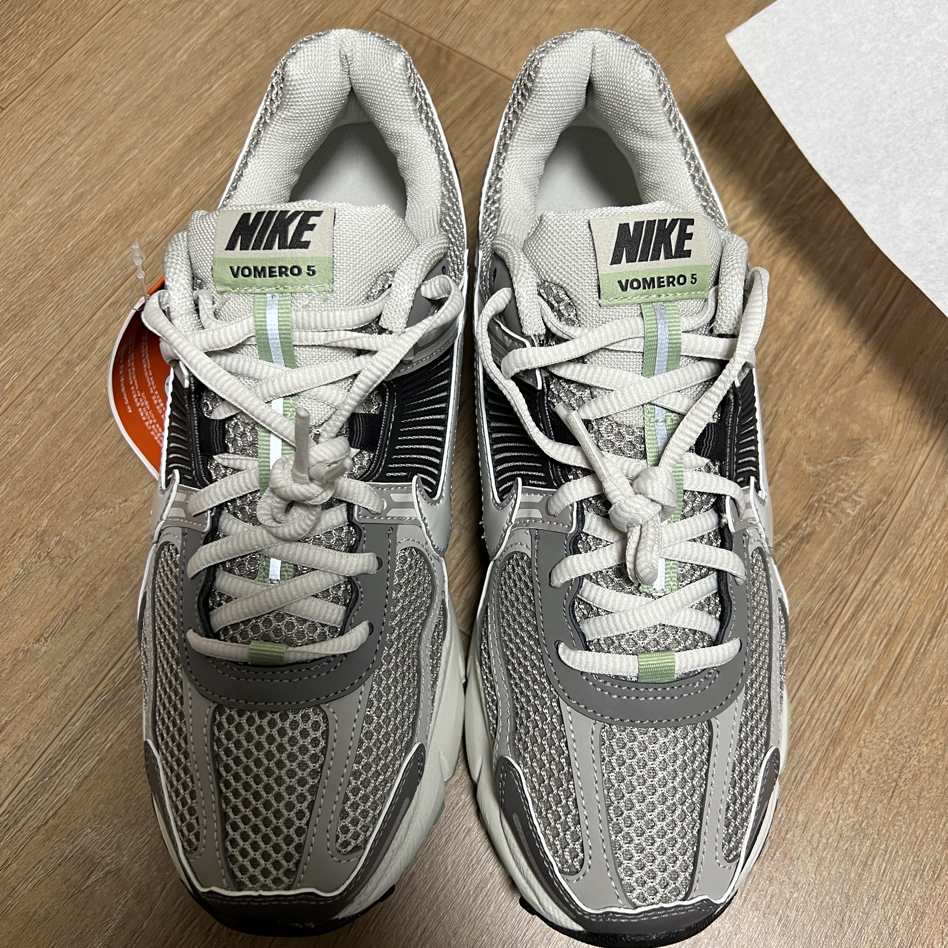 (W) Nike Zoom Vomero 5 Cobblestone and Flat Pewter 착용 스타일 - 3