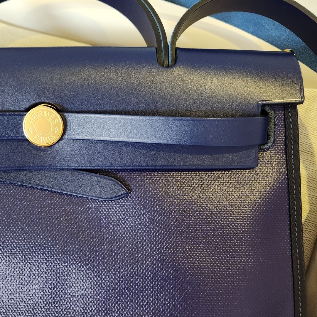 Hermes Herbag Zip 31 Bag Sellier H Berlin Canvas Hunter Cowhide & Gold Bleu Encre Ecru Noir Bleu Saphir 착용 스타일