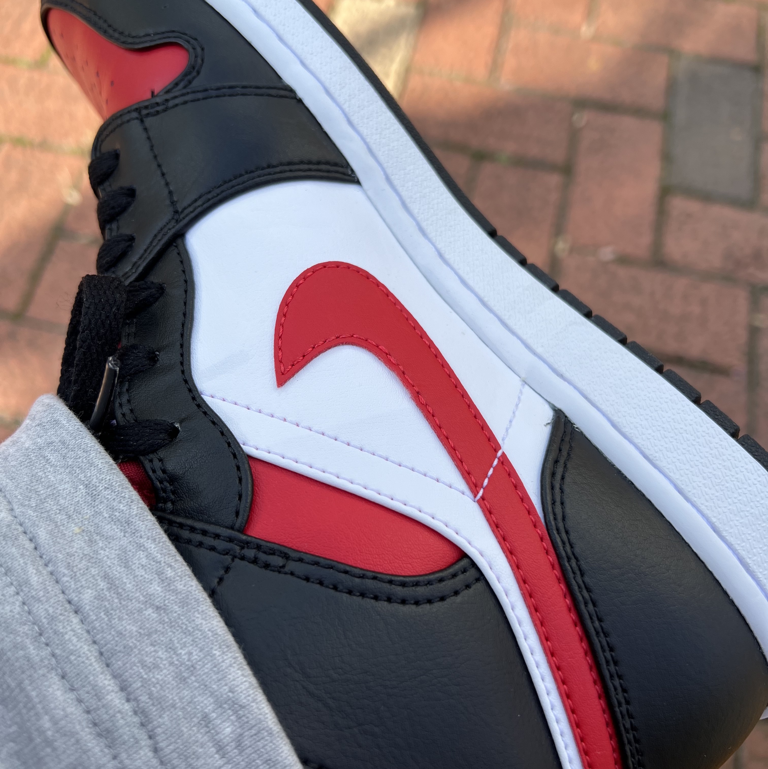 Jordan 1 Mid Black Fire Red 착용 스타일 - 2