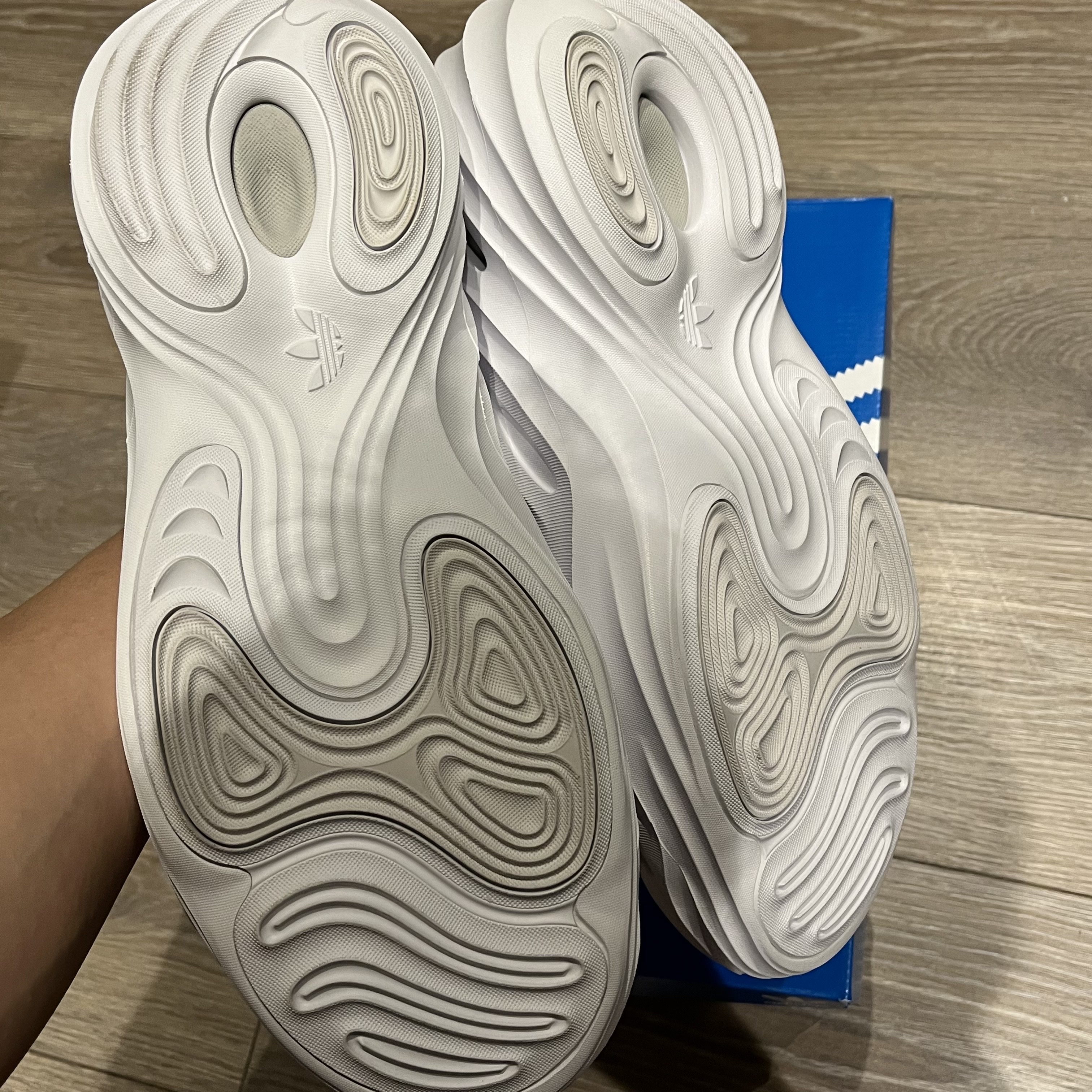 Adidas Adifom Q Cloud White Grey 착용 스타일 - 3