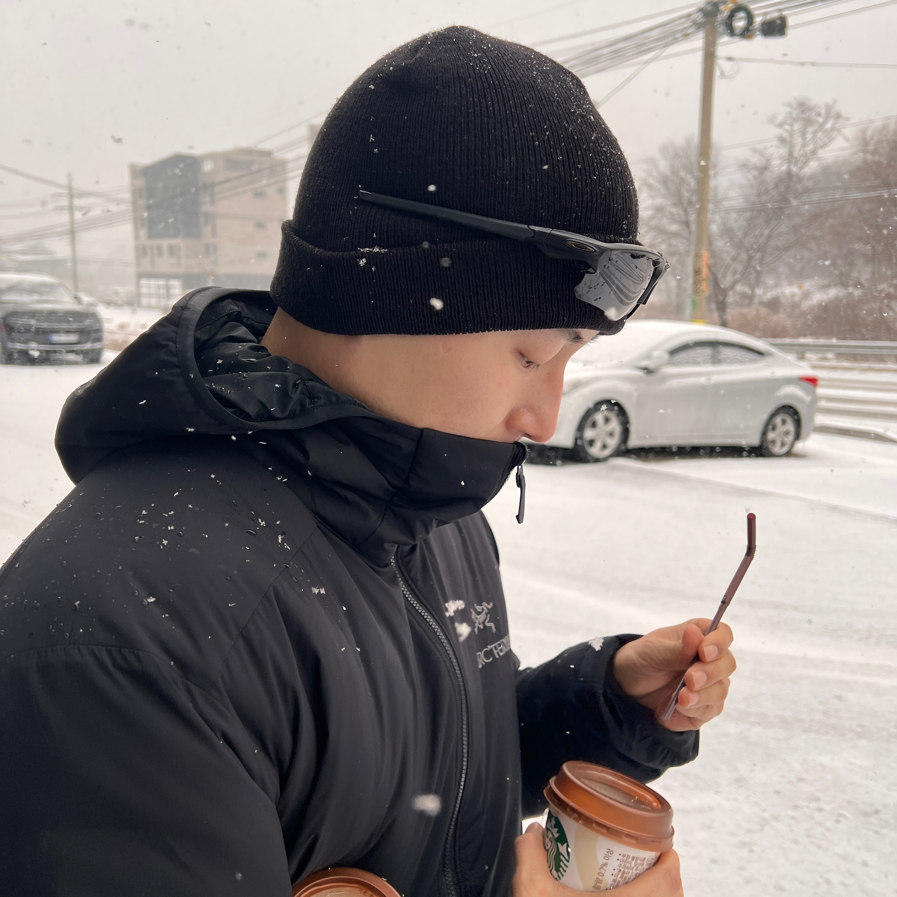 Arc'teryx Atom LT Hoody Black, Nike x Stussy NRG Cuffed Beanie Black 착용 스타일