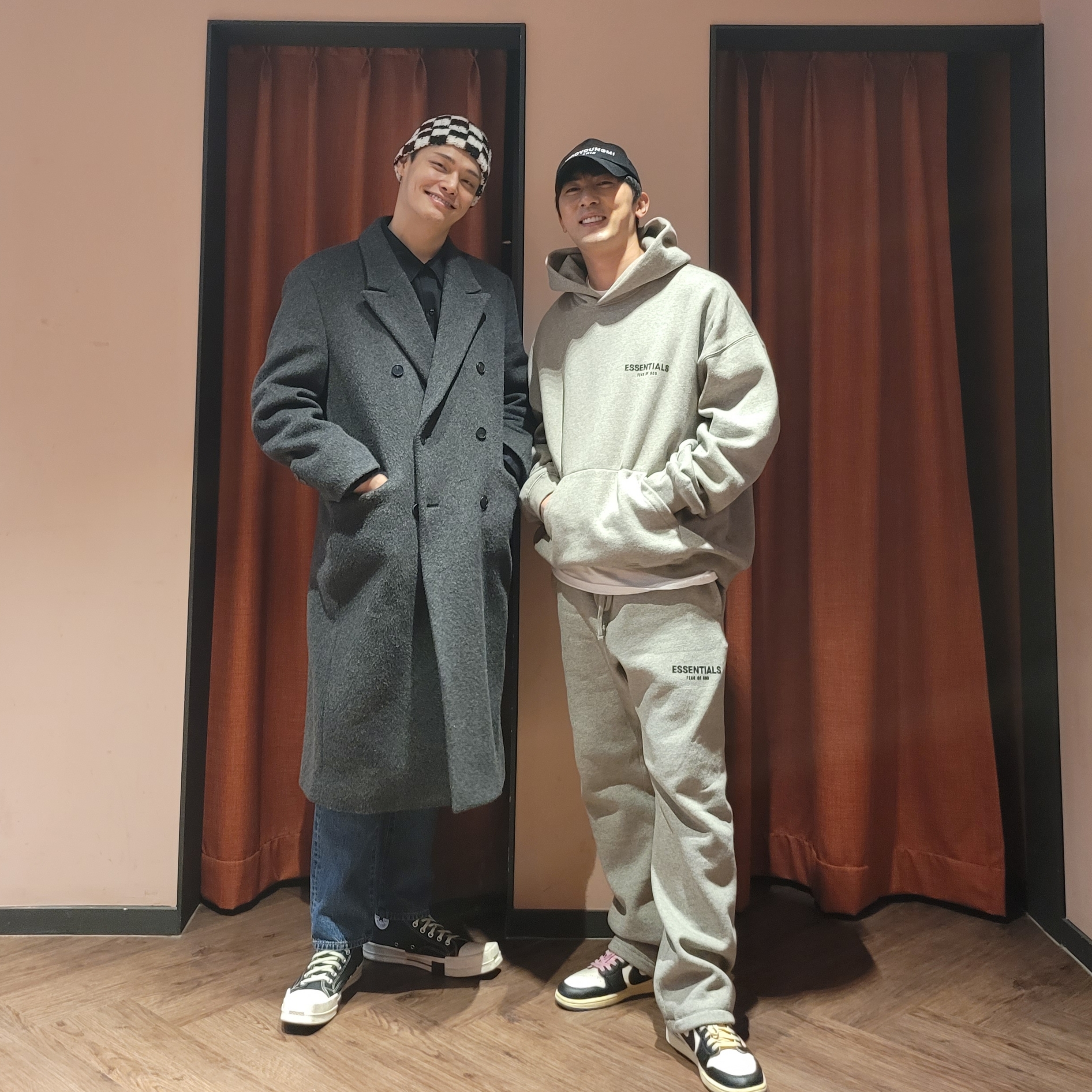 Jordan 1 x Travis Scott x Fragment Retro Low OG SP Military Blue, Essentials The Core Collection Hoodie Dark Oatmeal 착용 스타일