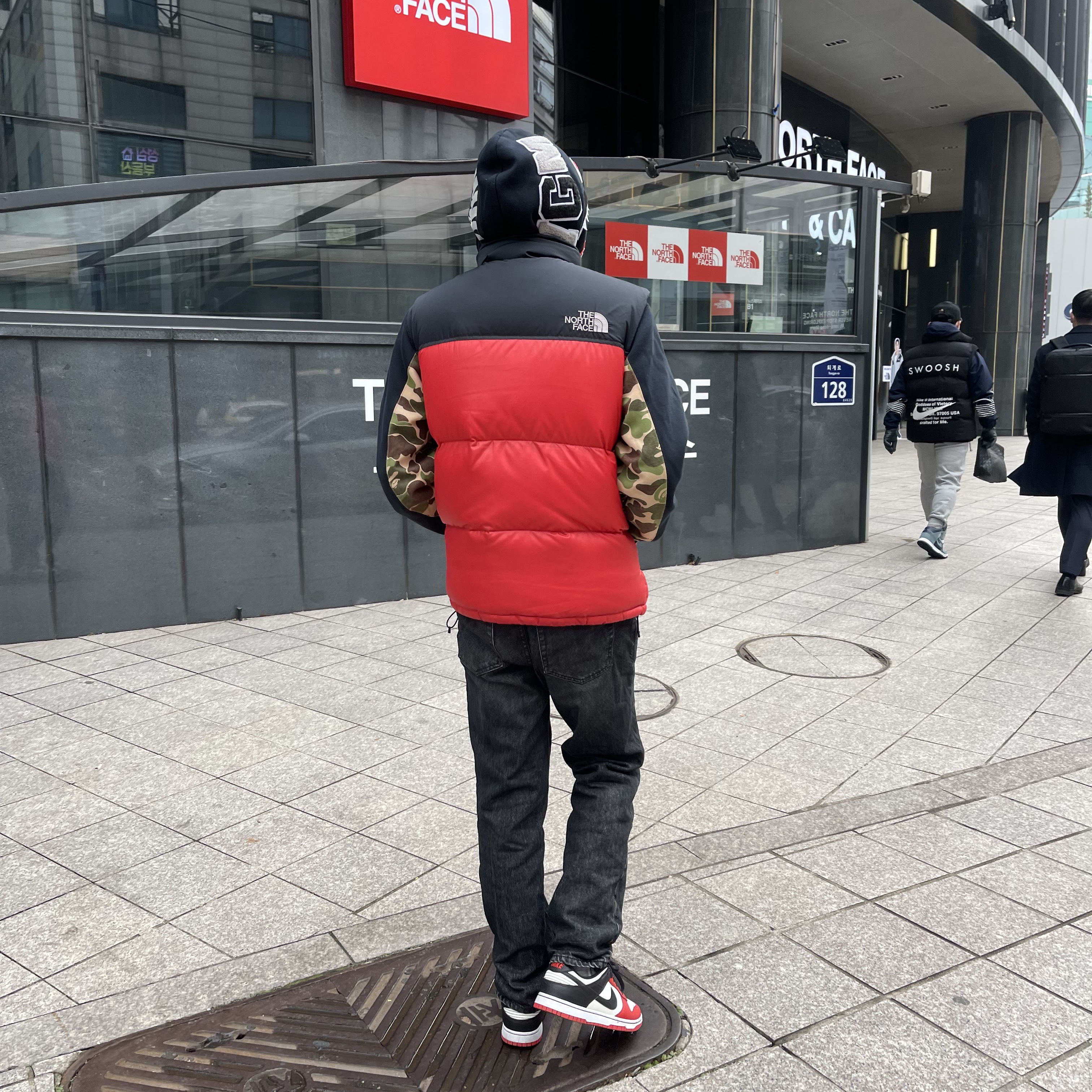 Nike x NBA Dunk Low Retro EMB Black and Chile Red 착용 스타일