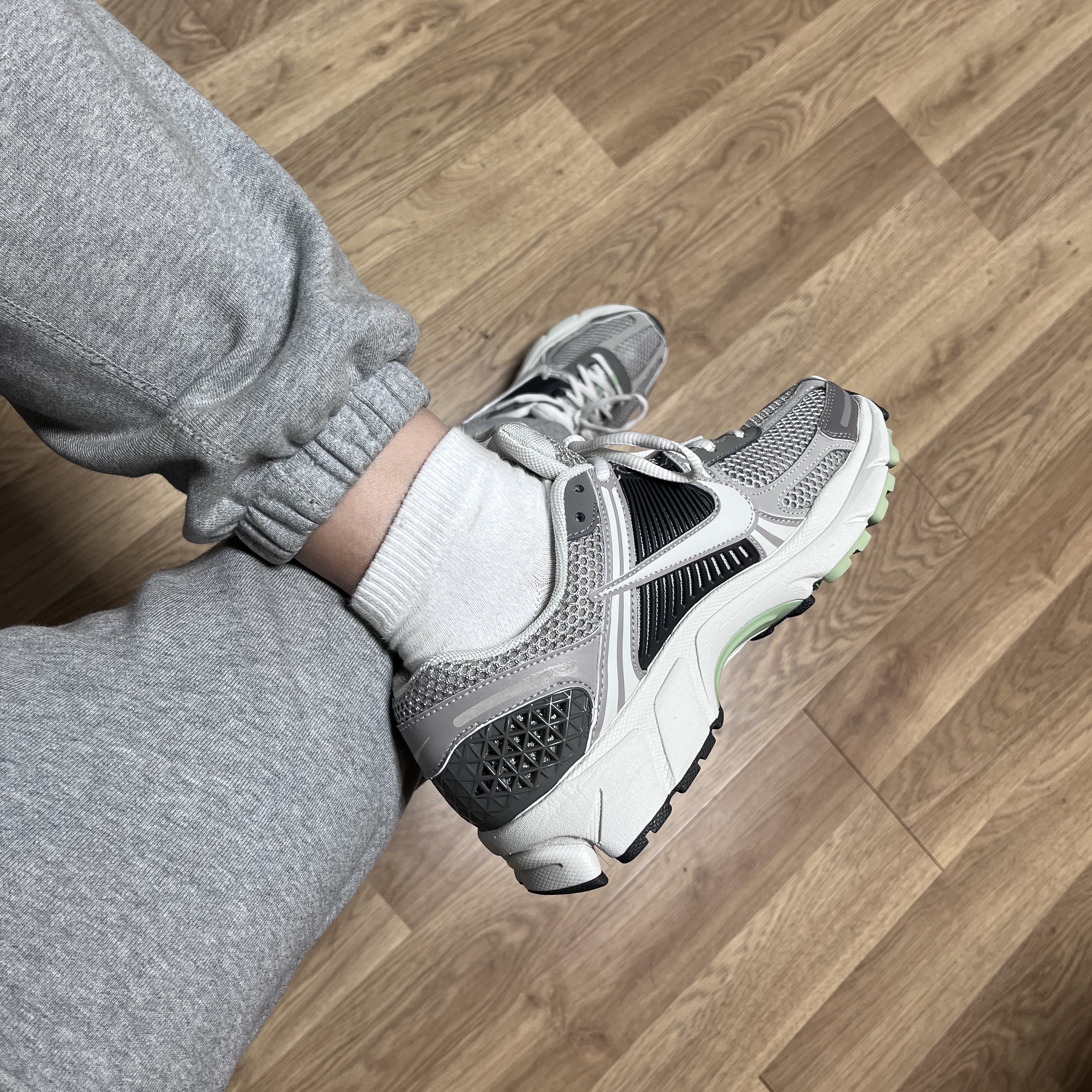 (W) Nike Zoom Vomero 5 Cobblestone and Flat Pewter 착용 스타일 - 1