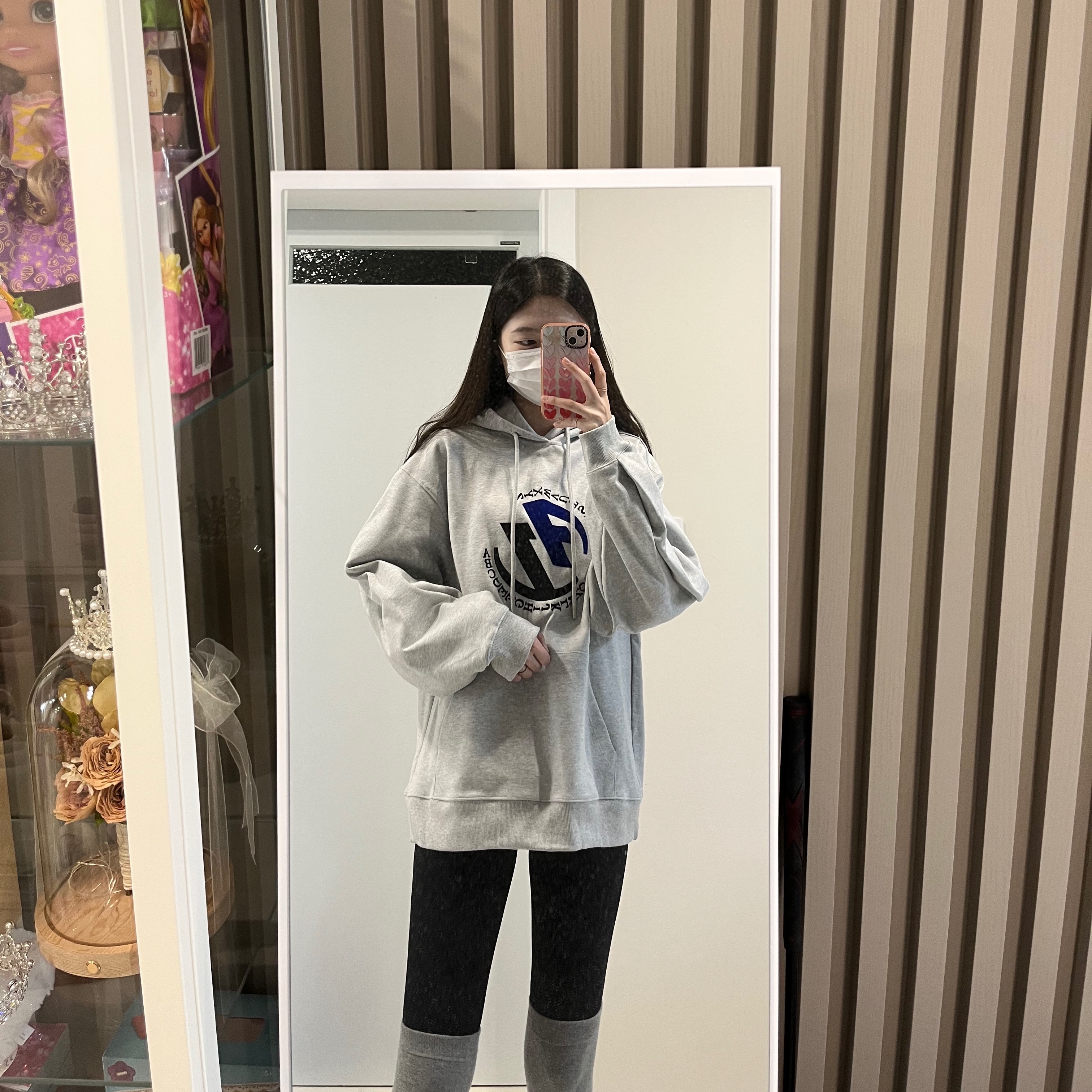 Zara x Ader Error Embroidery Hooded Sweatshirt Grey 착용 스타일