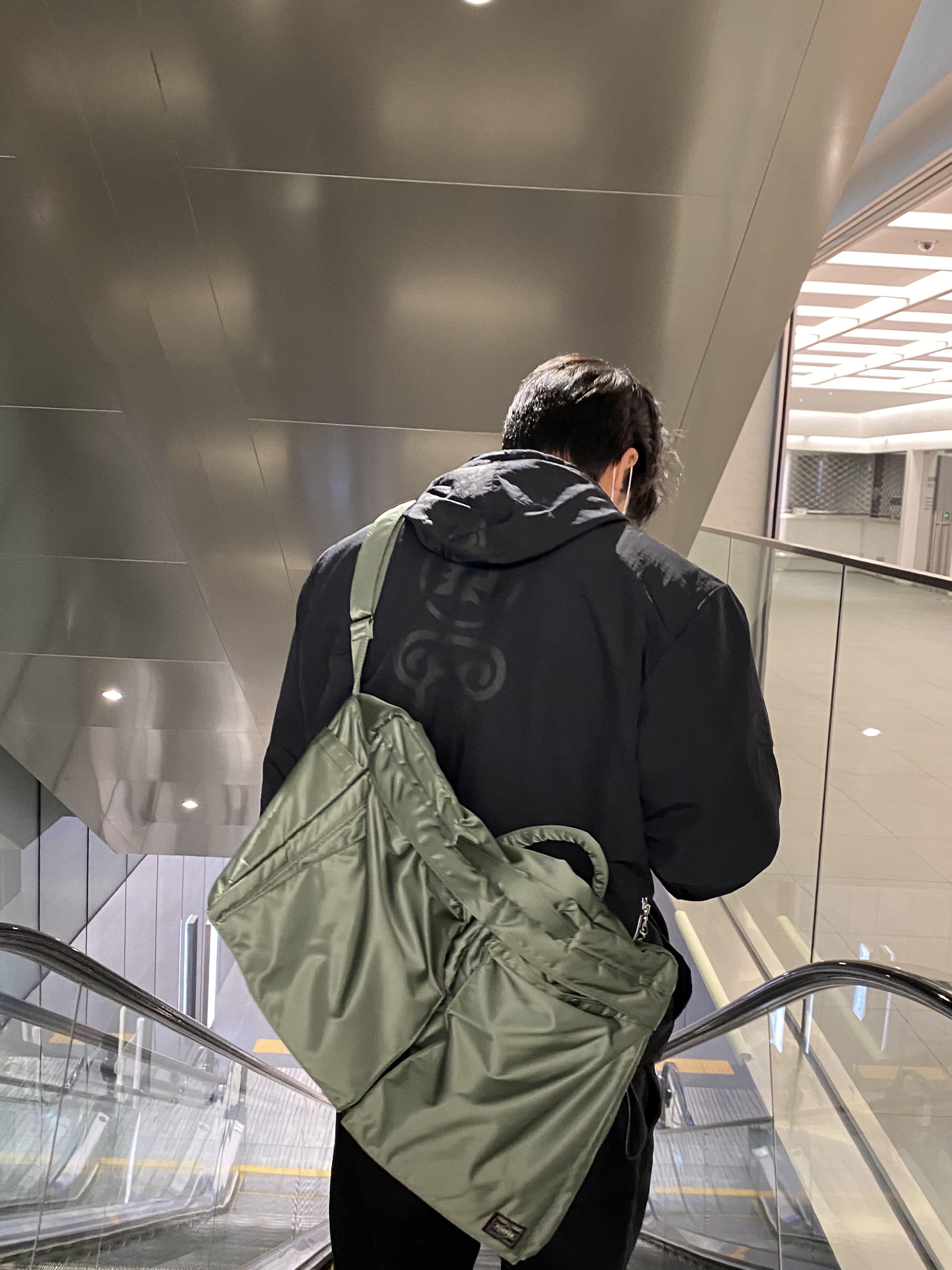 Porter Tanker 2Way Briefcase Sage Green 착용 스타일 - 3