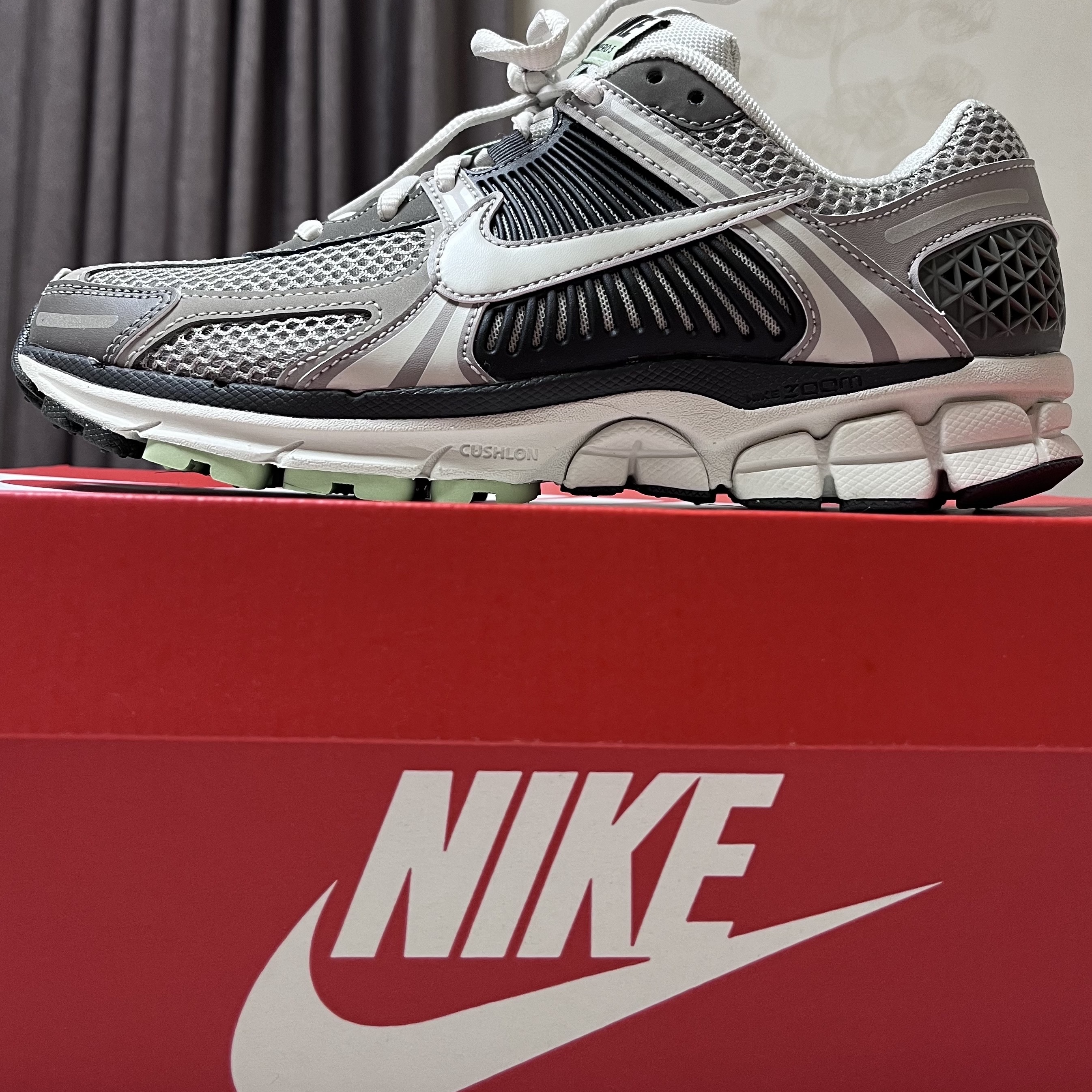 (W) Nike Zoom Vomero 5 Cobblestone and Flat Pewter 착용 스타일 - 3