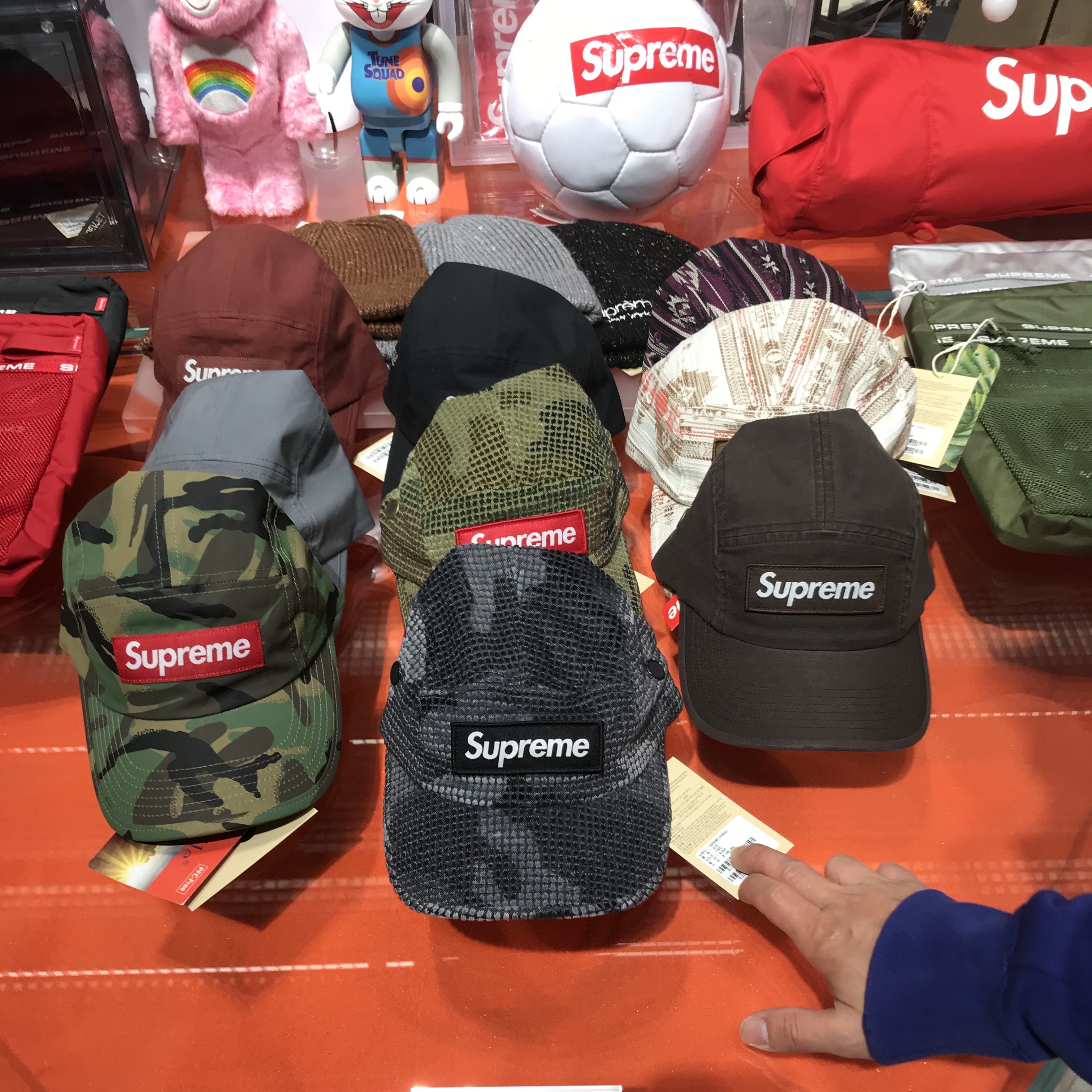 Supreme Camo Grid Velvet Camp Cap Woodland Camo - 22FW, Supreme Shoulder Bag Olive - 22FW 착용 스타일
