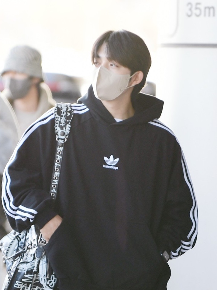 Balenciaga x Adidas Hoodie Large Fit Black 착용 스타일 - 2