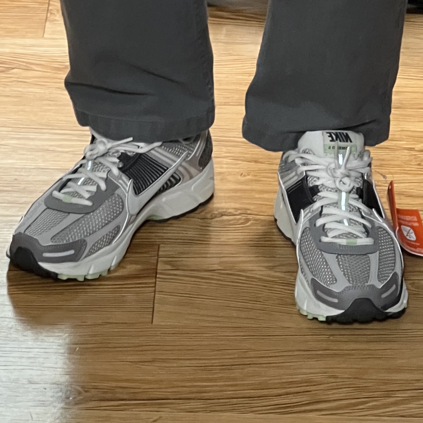(W) Nike Zoom Vomero 5 Cobblestone and Flat Pewter 착용 스타일 - 1