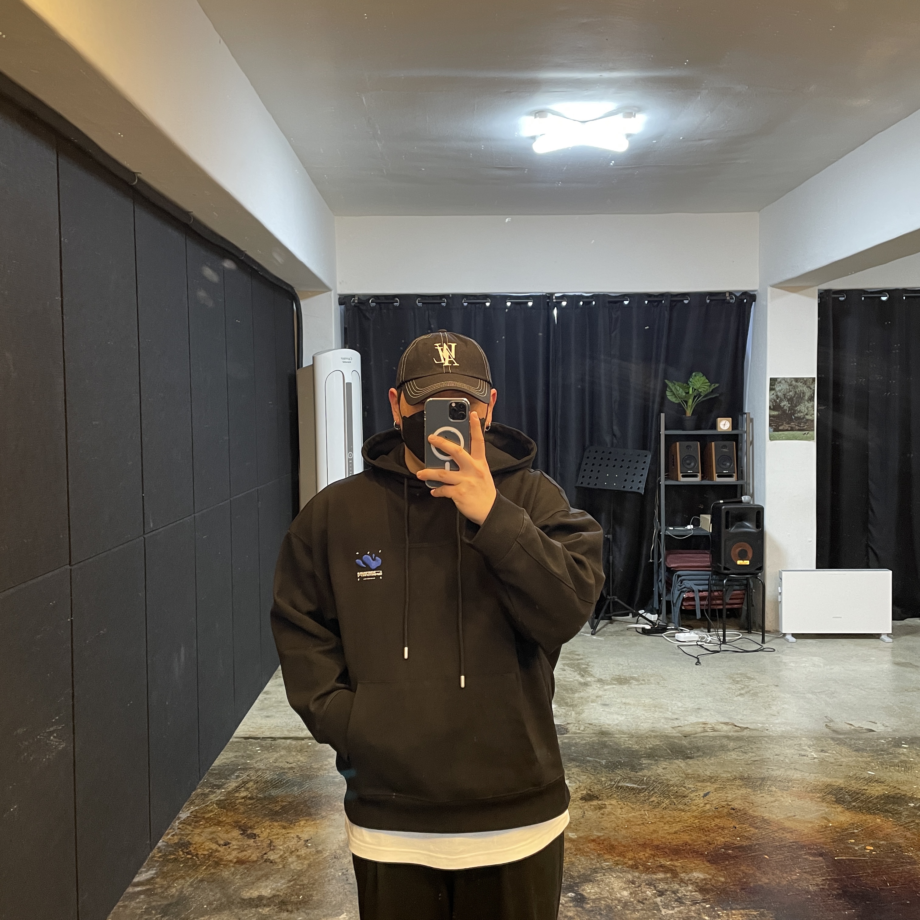 Zara x Ader Error Embroidery Hooded Sweatshirt Black 착용 스타일 - 1