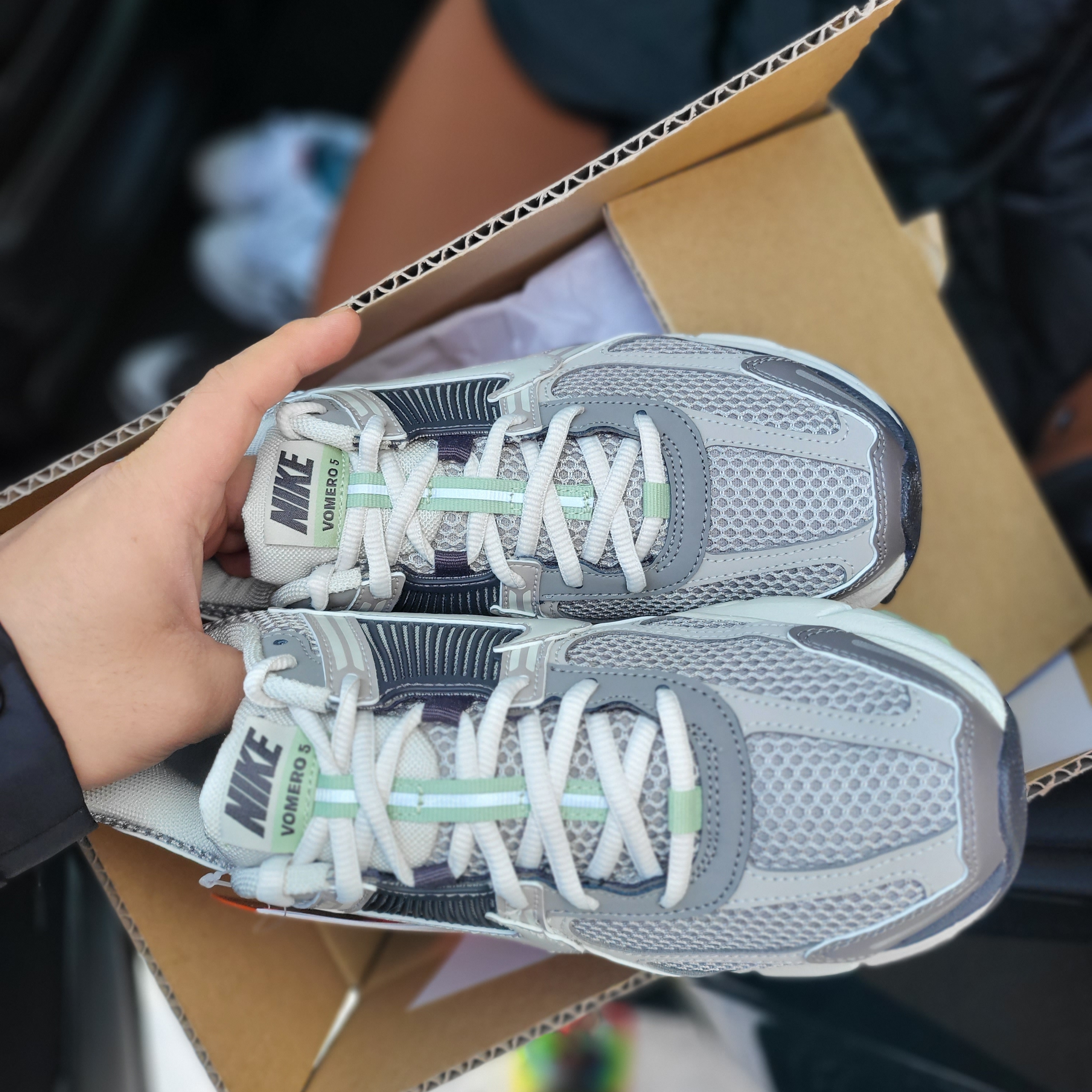 (W) Nike Zoom Vomero 5 Cobblestone and Flat Pewter 착용 스타일 - 2
