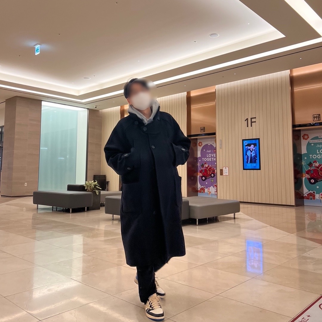 Jordan 1 x Travis Scott x Fragment Retro Low OG SP Military Blue, Undermycar Legion.02 Balmacaan Oversized Wool Coat Black 착용 스타일 - 2