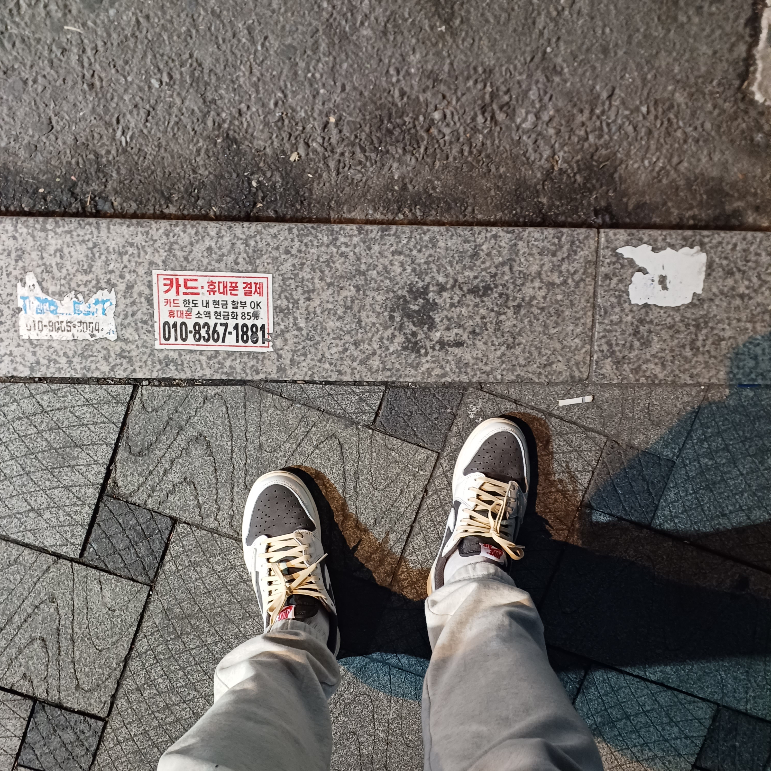Jordan 1 x Travis Scott Retro Low OG SP Sail and Ridgerock 착용 스타일