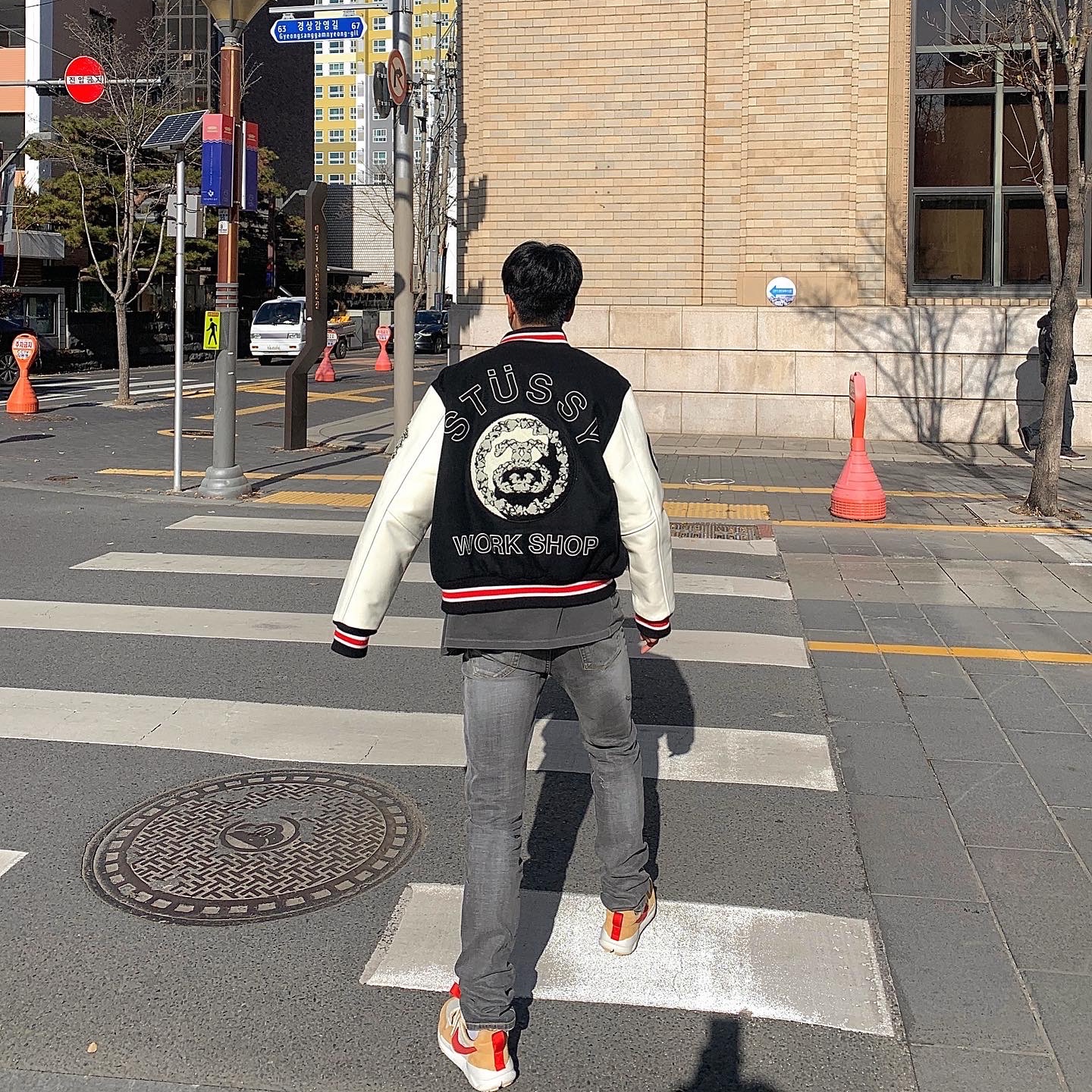 Stussy x Our Legacy x Denim Tears TTL Varsity Jacket Black, Undermycar Legion.03 Slim Fit Blue Stitch Washed Jeans Washed Gray 착용 스타일 - 3