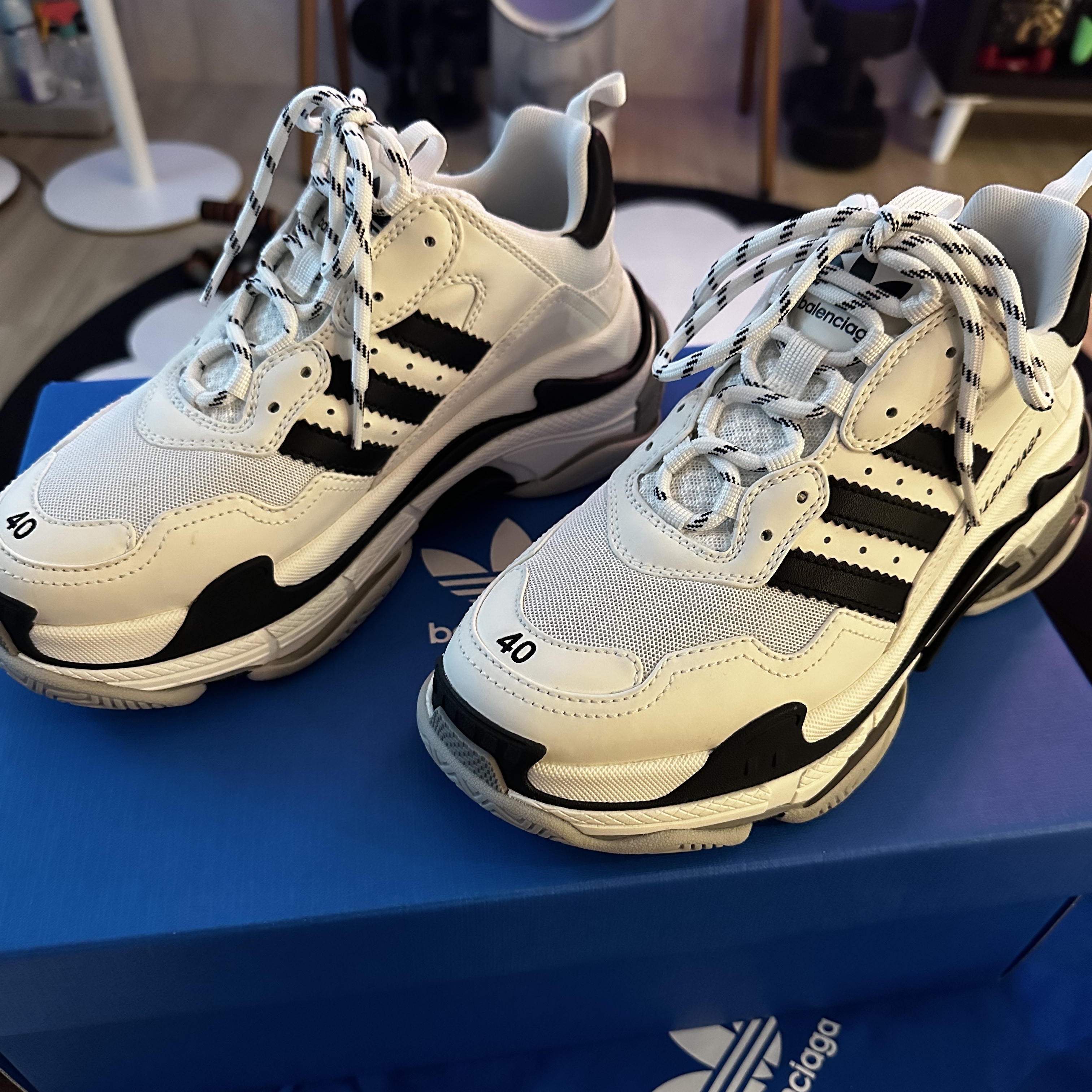Balenciaga x Adidas Triple S Sneakers White Black 착용 스타일 - 1