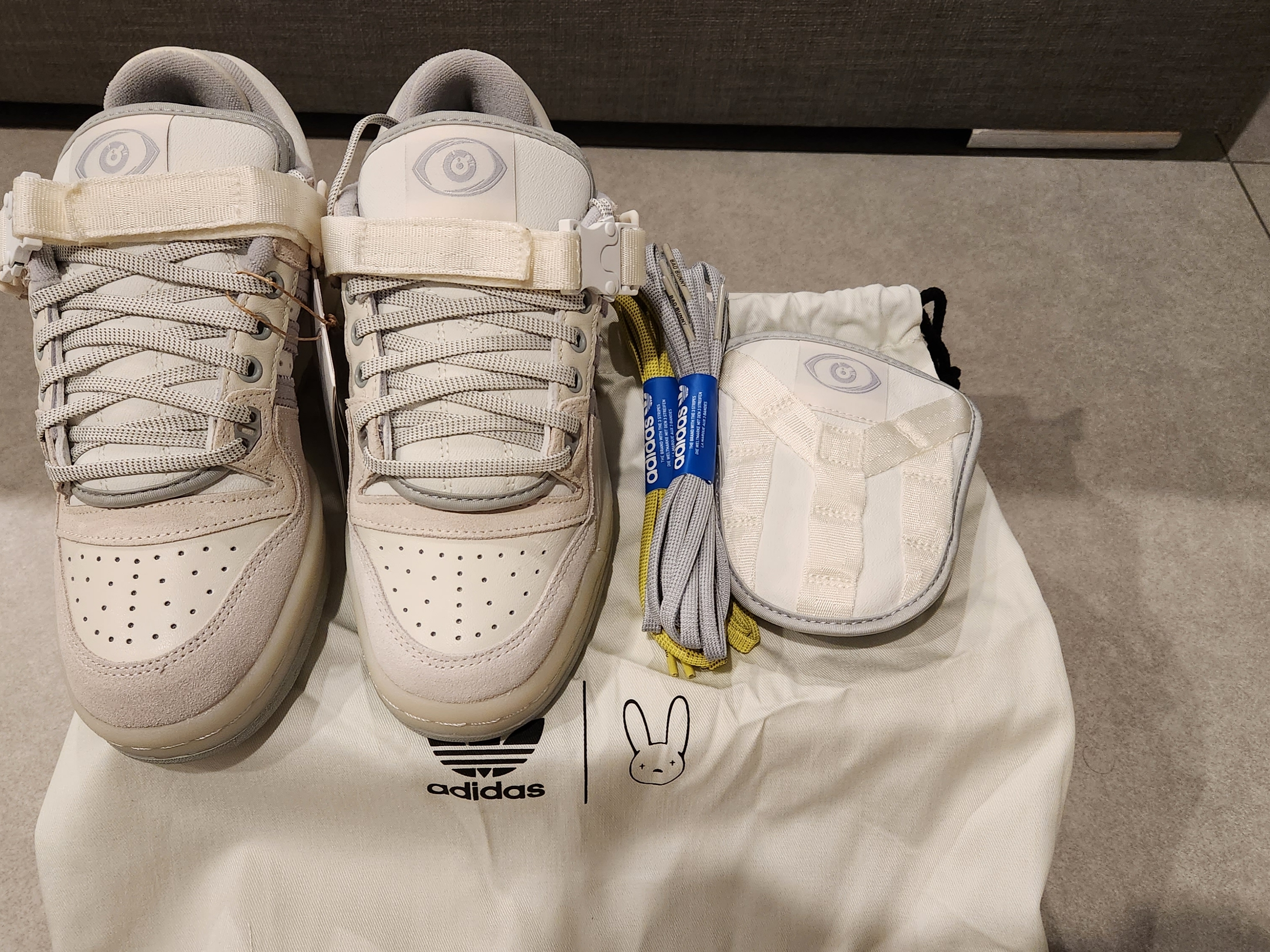 Adidas x Bad Bunny Forum Low Cloud White Clear Onix 착용 스타일 - 3