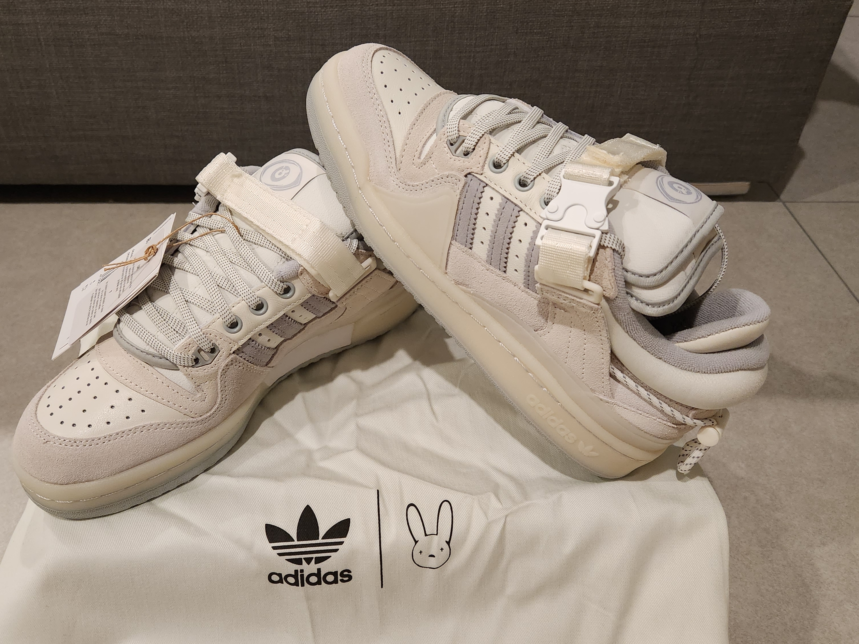 Adidas x Bad Bunny Forum Low Cloud White Clear Onix 착용 스타일 - 4
