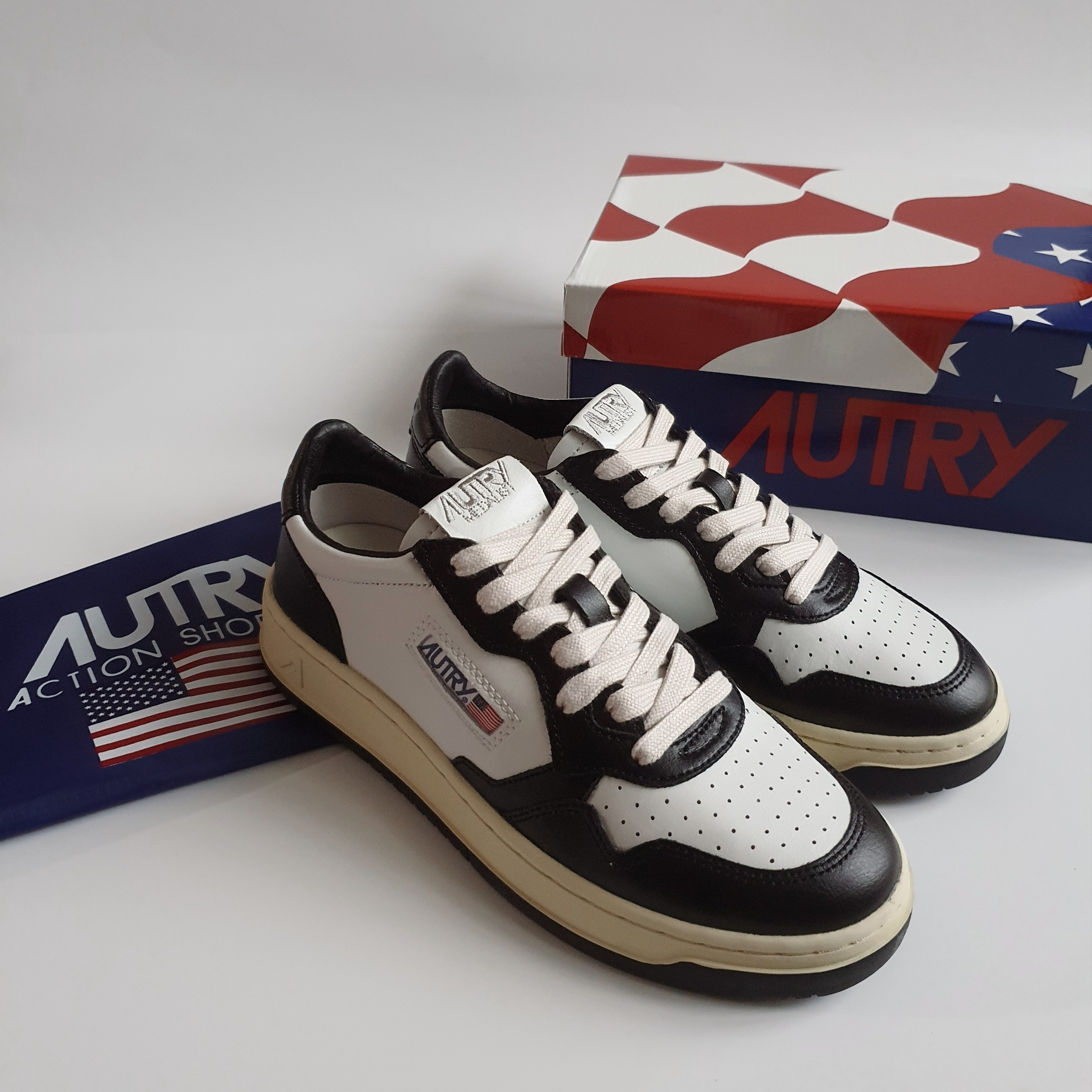 (W) Autry Medalist Low Leather Sneakers Black White, Autry Medalist Low Leather Sneakers Black White 착용 스타일
