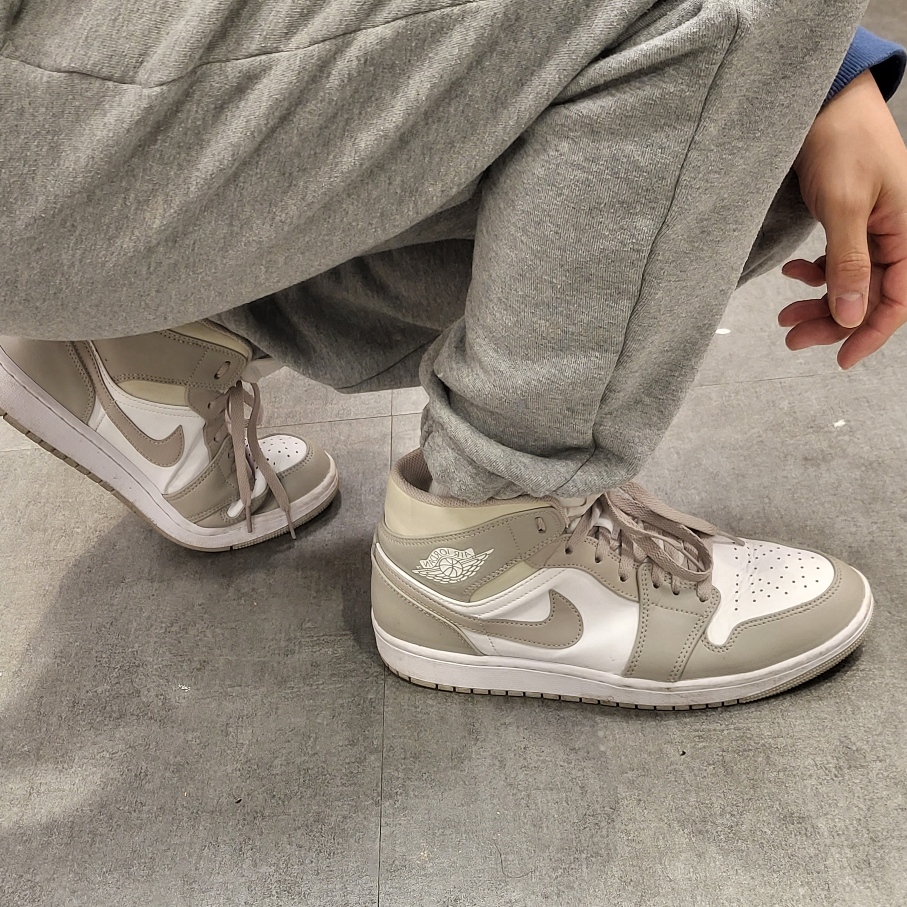 Jordan 1 Mid College Grey 착용 스타일