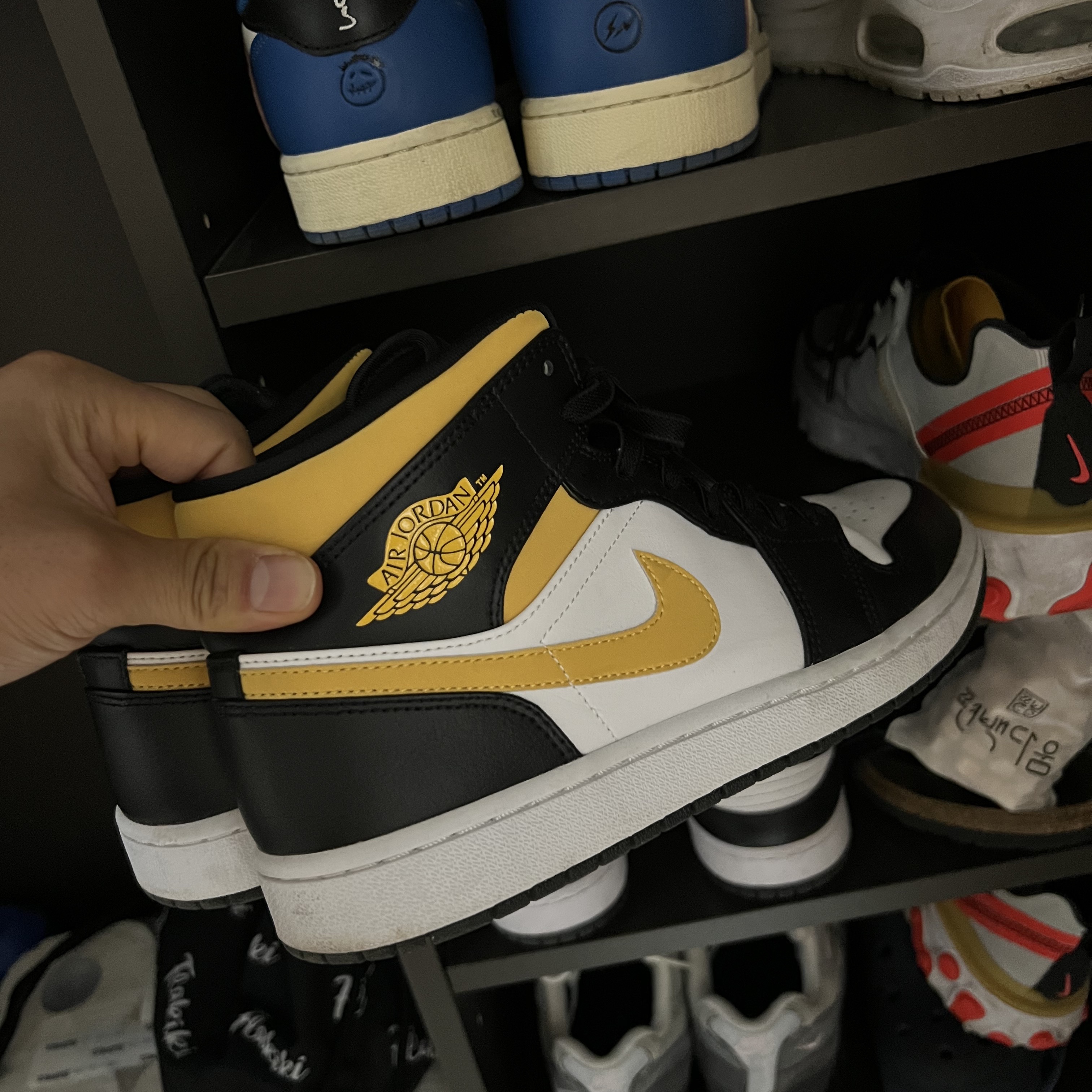 Jordan 1 Mid Pollen 착용 스타일