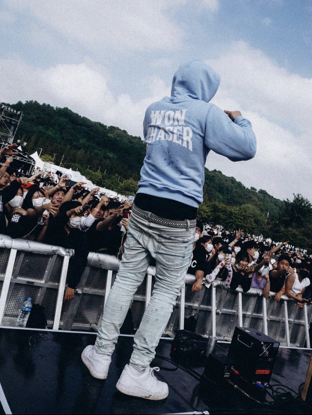 [KREAM 단독] Won Chaser Chaser Hoodie Baby Blue 착용 스타일 - 1