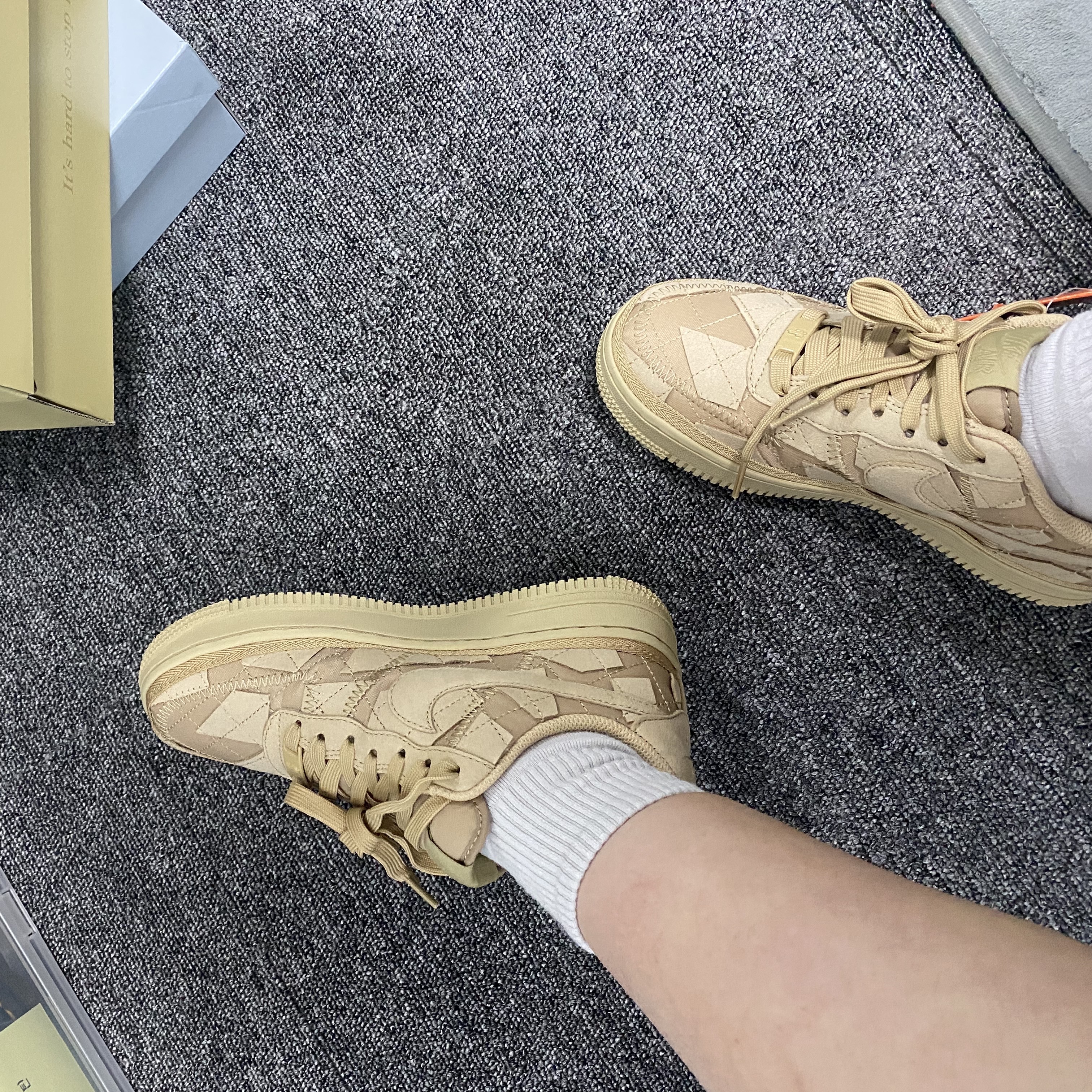 Nike x Billie Eilish Air Force 1 Low '07 SP Mushroom 착용 스타일 - 2