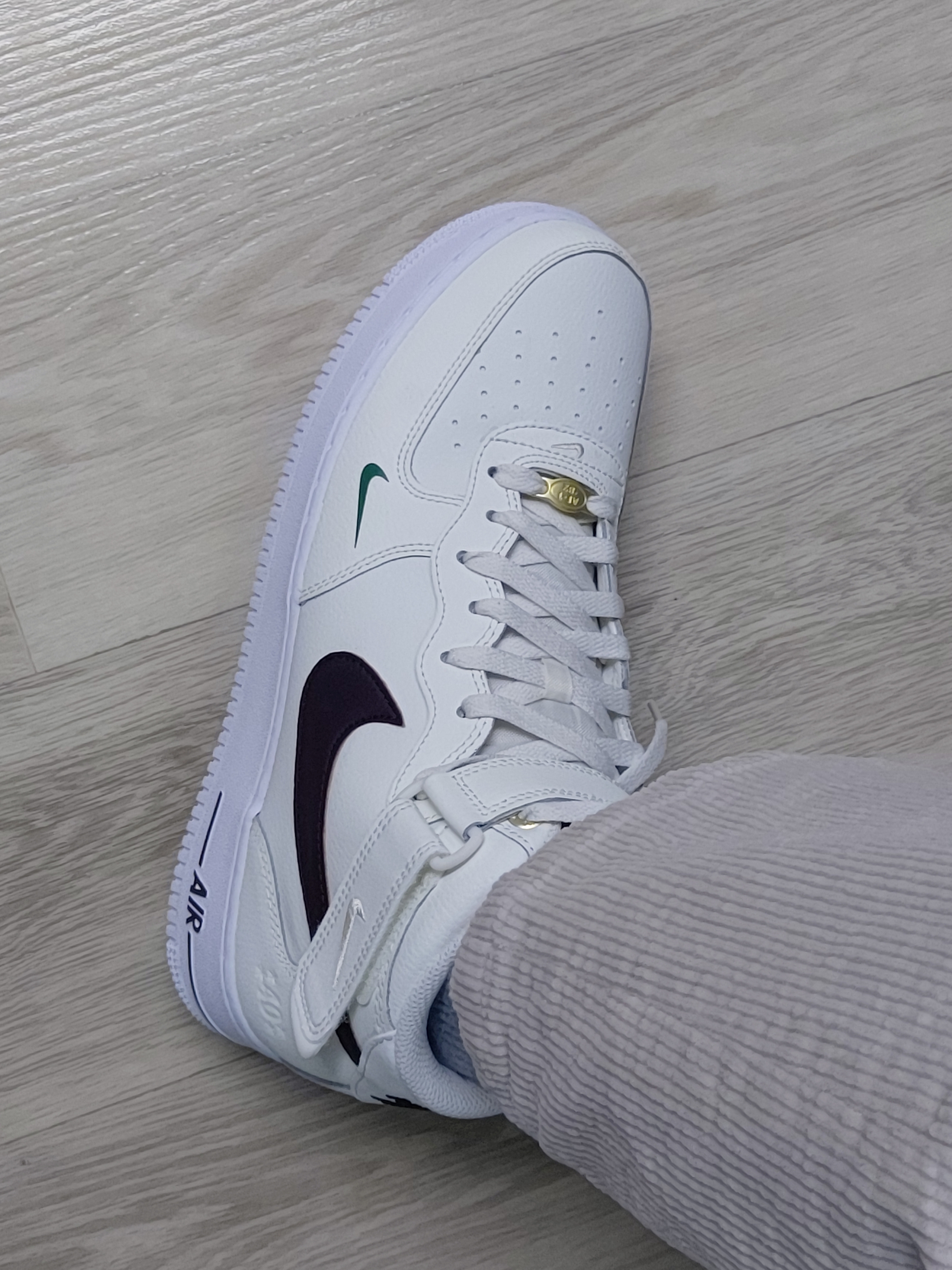 Nike Air Force 1 '07 LV8 40th Anniversary Join Forces Sail Brown Basalt 착용 스타일 - 2